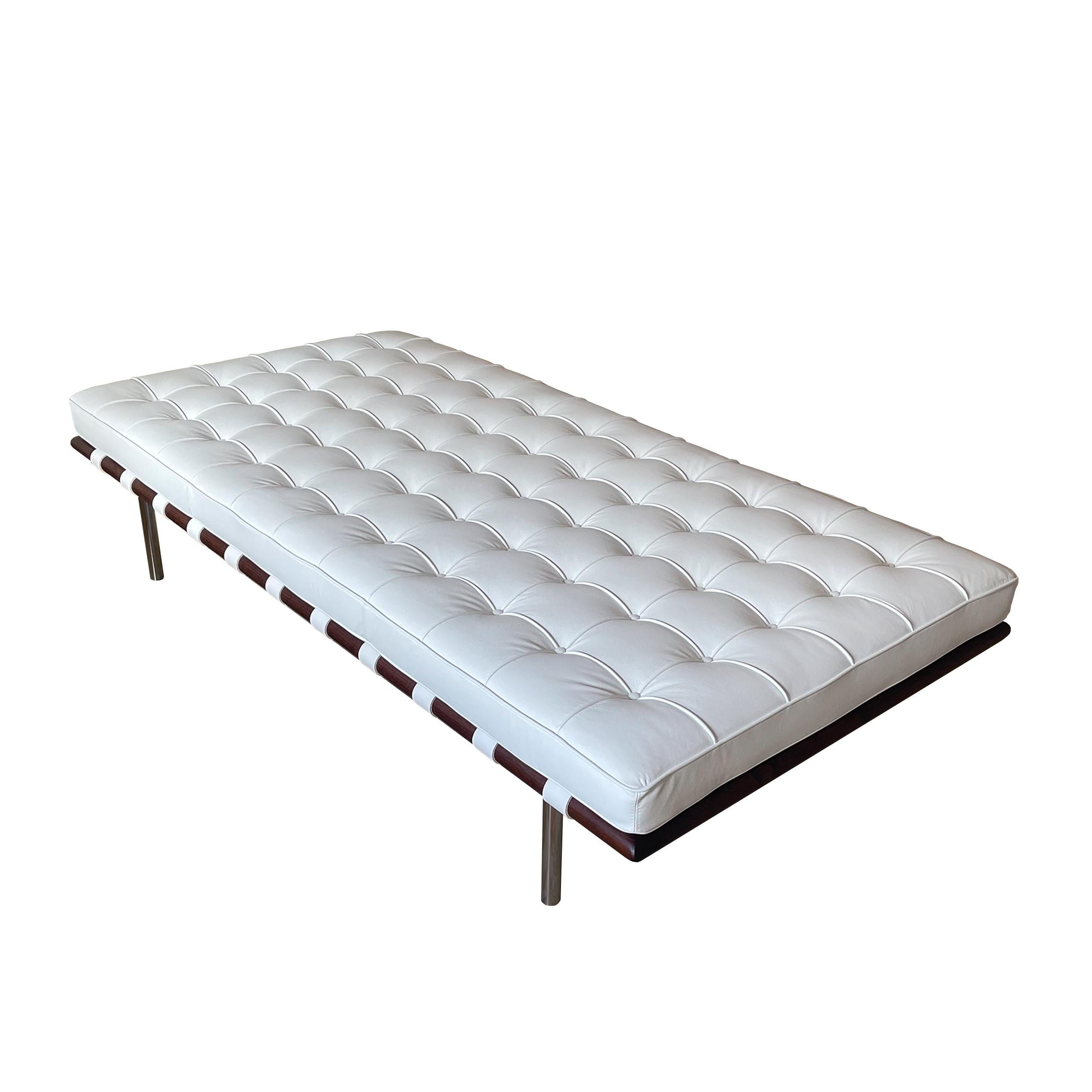 Ludwig Mies van der Rohe Bauhaus Letto da giorno Barcellona in pelle bianca per Knoll, anni '70 in vendita 3
