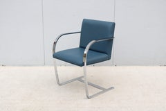 Ludwig Mies van der Rohe „Brno Flat Bar Style“-Stuhl, indigoblaues Vinyl, von Gordon