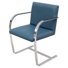 Ludwig Mies van der Rohe „Brno Flat Bar Style“-Stuhl, indigoblaues Vinyl, von Gordon