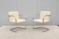 Ludwig Mies van der Rohe – Stühle im Rohrgestell-Stil aus Brünn, cremefarbener Stoff von Gordon, ein Paar