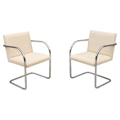 Ludwig Mies van der Rohe – Stühle im Rohrgestell-Stil aus Brünn, cremefarbener Stoff von Gordon, ein Paar