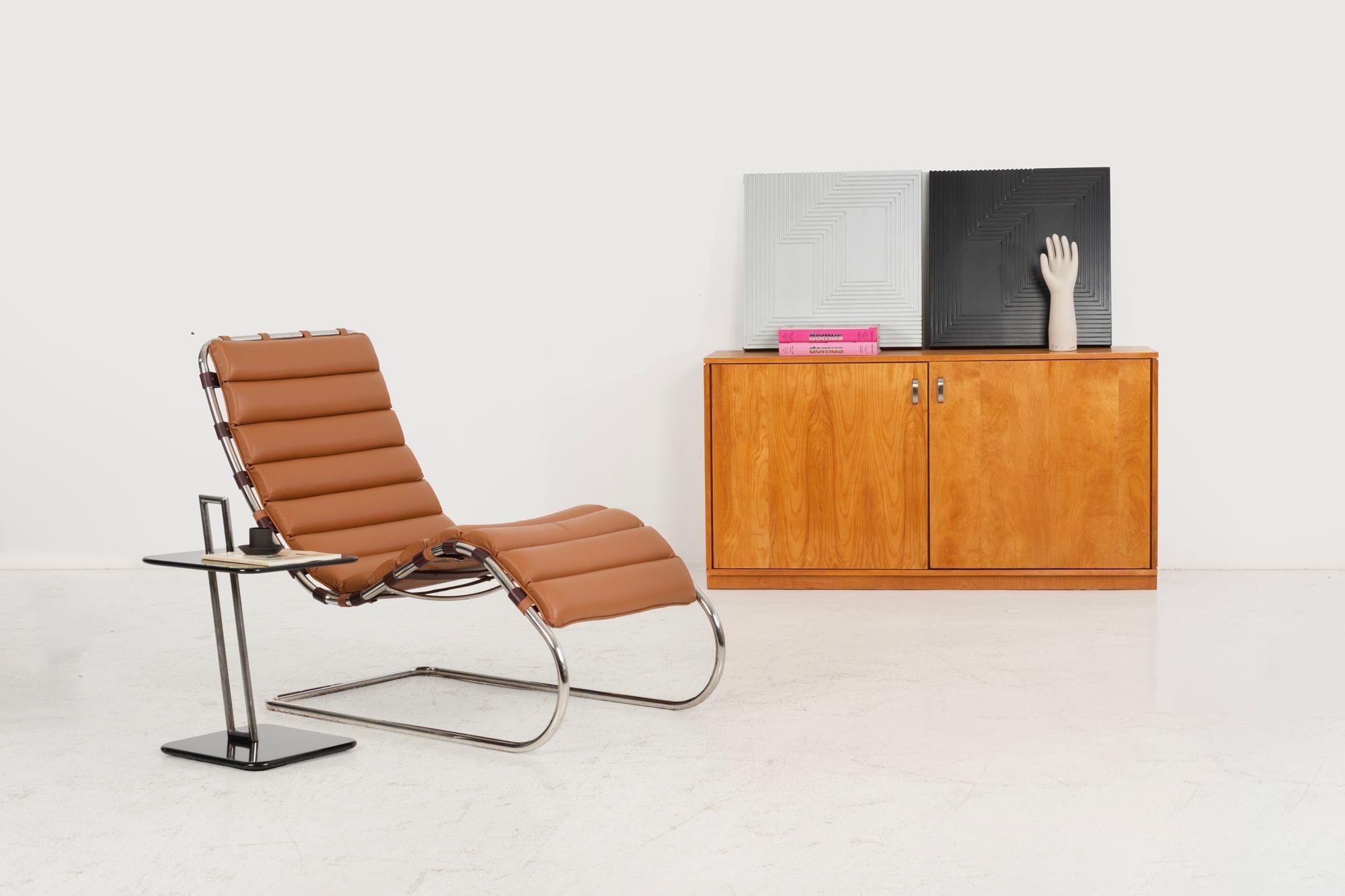 American Ludwig Mies van der Rohe for Knoll International MR Chaise Lounge 1927 design For Sale