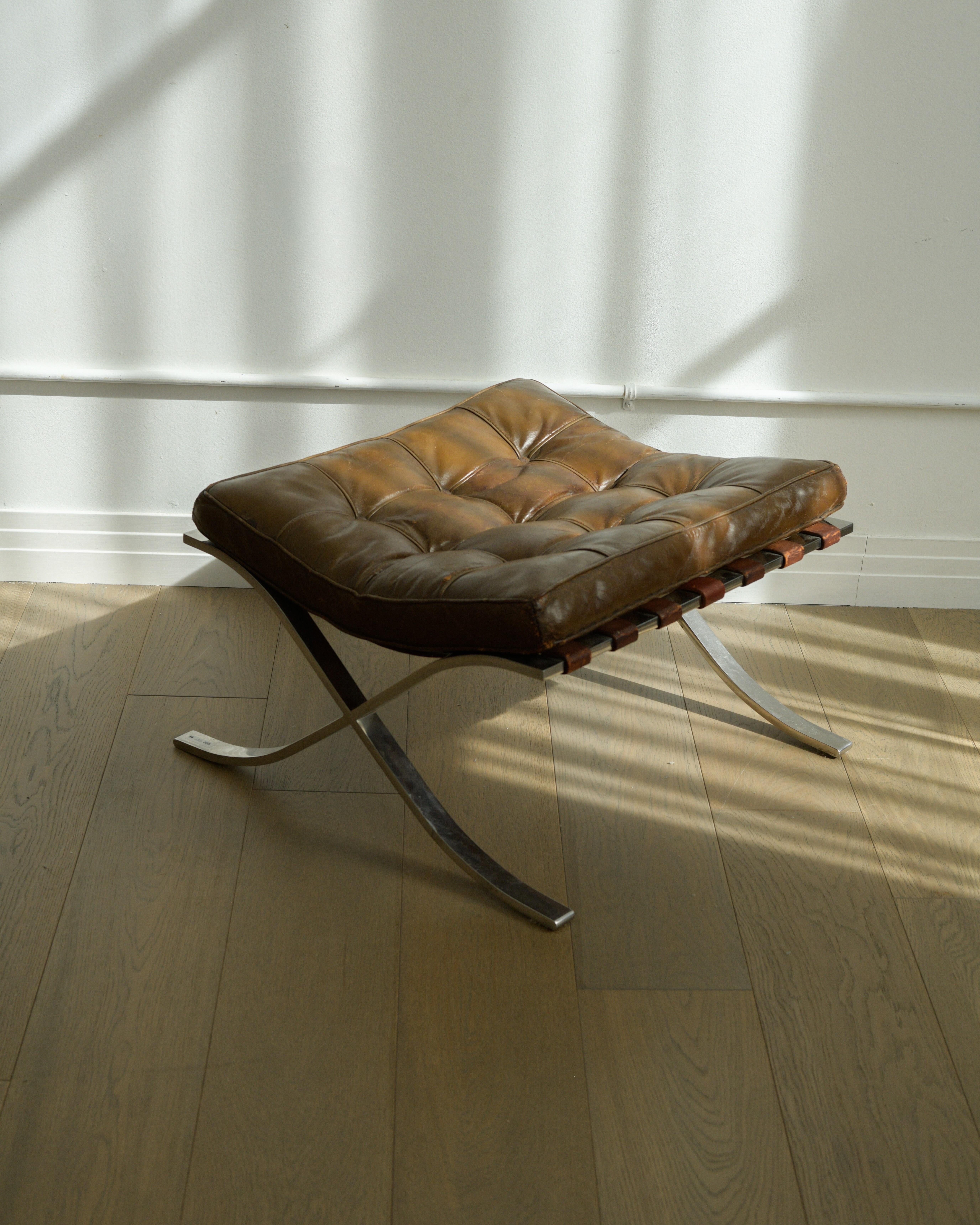 Très rare Gerald R. Griffith / Mies Van Der Rohe Barcelona Ottoman 
Allemagne / USA, 1929 / c. 1960

Cet exemple particulier a été créé par Gerald R. Griffith à Chicago sous la supervision de Mies van der Rohe. Ces rares exemplaires produits par