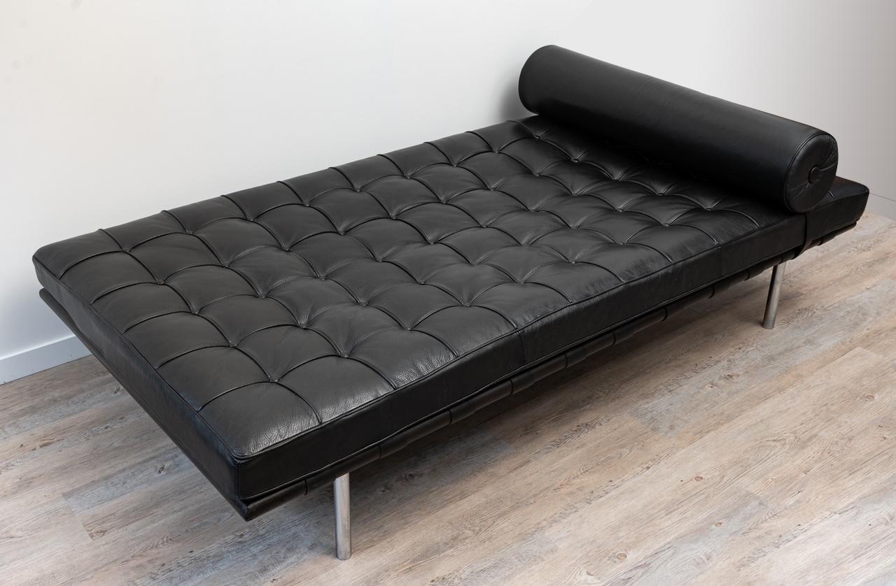 Barcelona Daybed designed by Ludwig Mies van der Rohe in 1930.

Edition in black grained leather by Knoll International, circa 2005.

Hardwood frame with leather straps.

KnollStudio signature engraved on one the four tubular steel