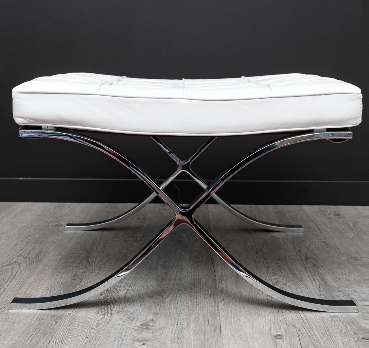 Barcelona Ottoman Stool designed by Ludwig Mies van der Rohe in 1929.

Edition in white leather by Knoll International, circa 2000.

Chrome frame with leather straps.

KnollStudio signature engraved on the structure.

Embroidered Knoll Logo