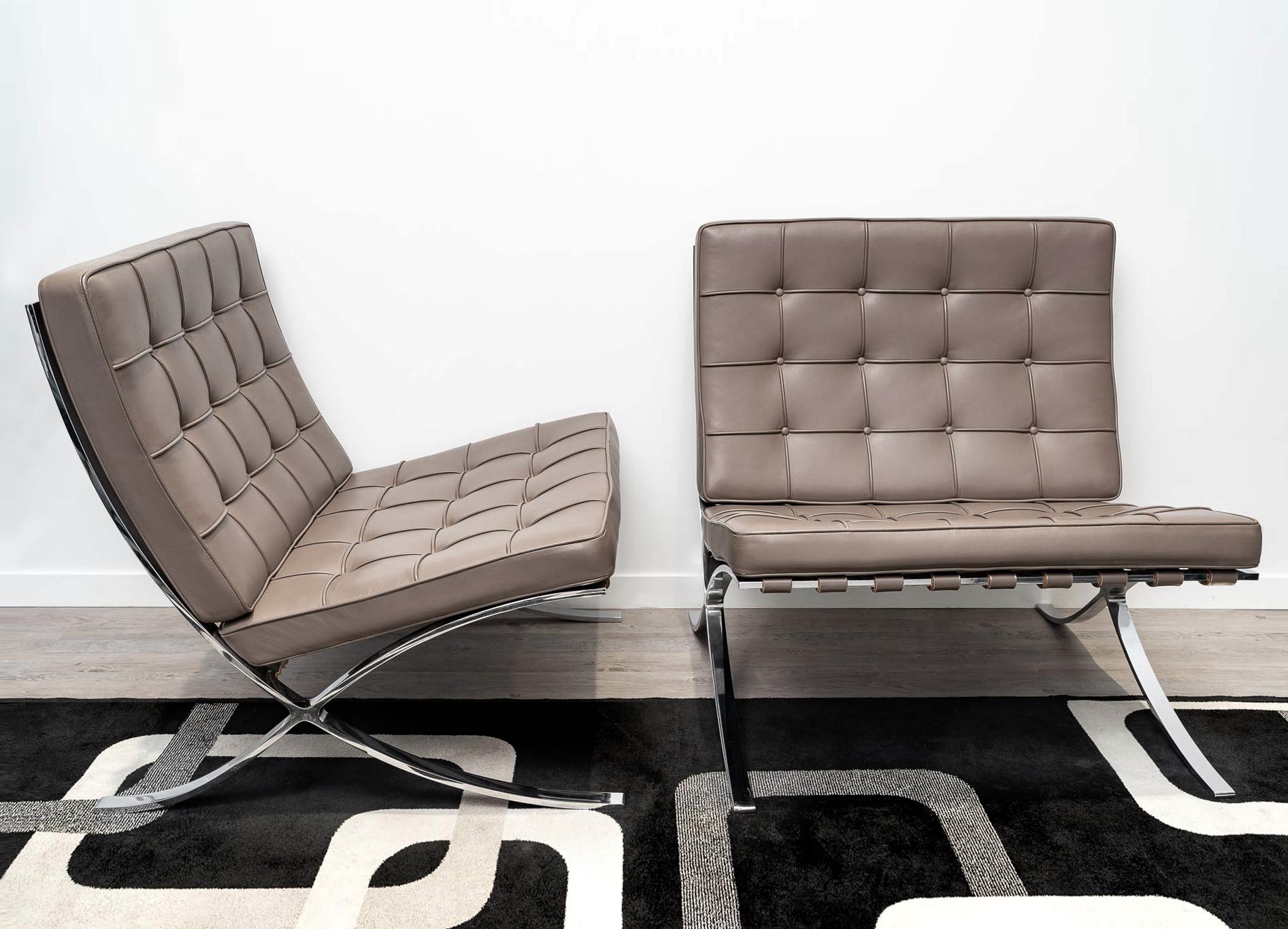 Pair of authentic barcelona low chairs, designed by Mies Van Der Rohe in 1929.
Recent Knoll edition in sabrina leather, the most high-end finish.
Color reference 