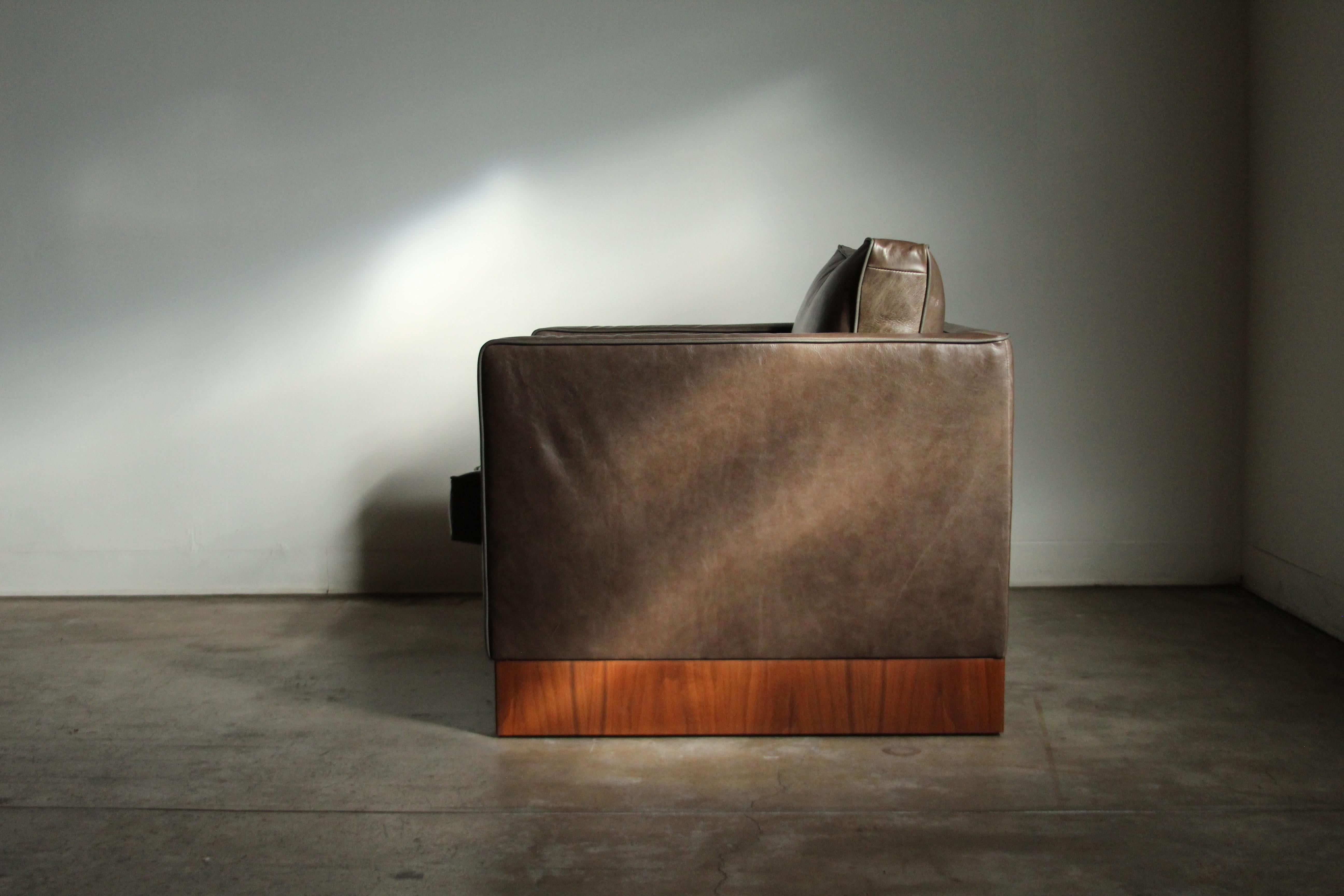 Ludwig Mies van der Rohe Leather and Mahogany Club Chair, 1940s 4