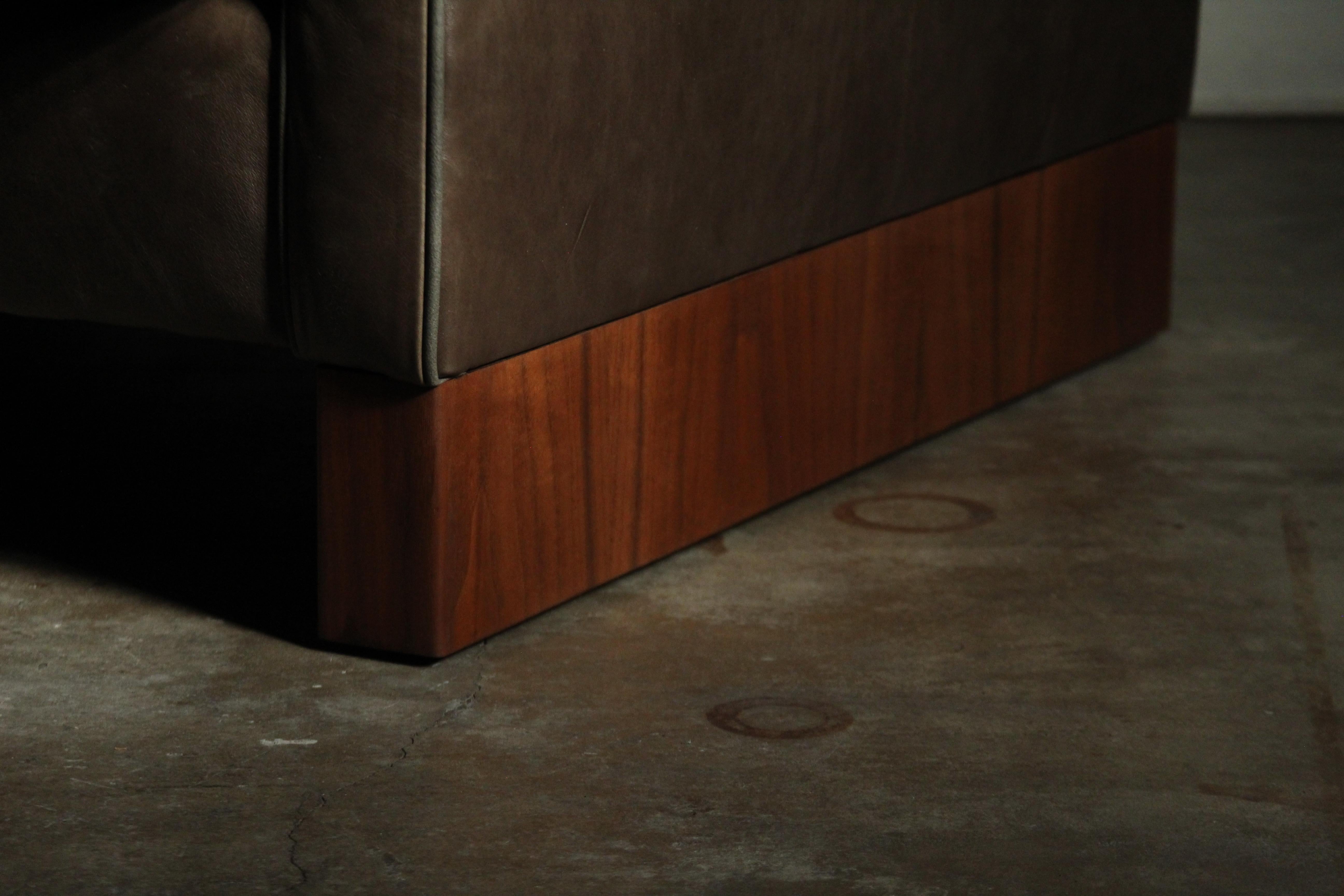 Ludwig Mies van der Rohe Leather and Mahogany Club Chair, 1940s In Good Condition In Coronado, CA