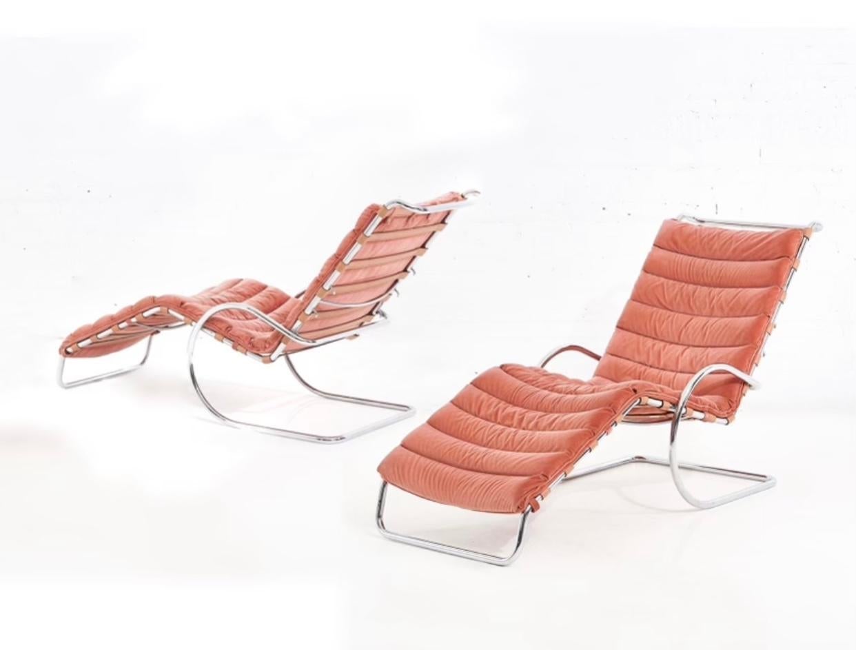 Chaise réglable MR de Ludwig Mies van der Rohe, Knoll 1980. Coussins en velours rose corail de Ludwig Mies van der Rohe avec sangles en cuir. Chaise longue MR réglable. Les chaises sont vendues à l'unité.