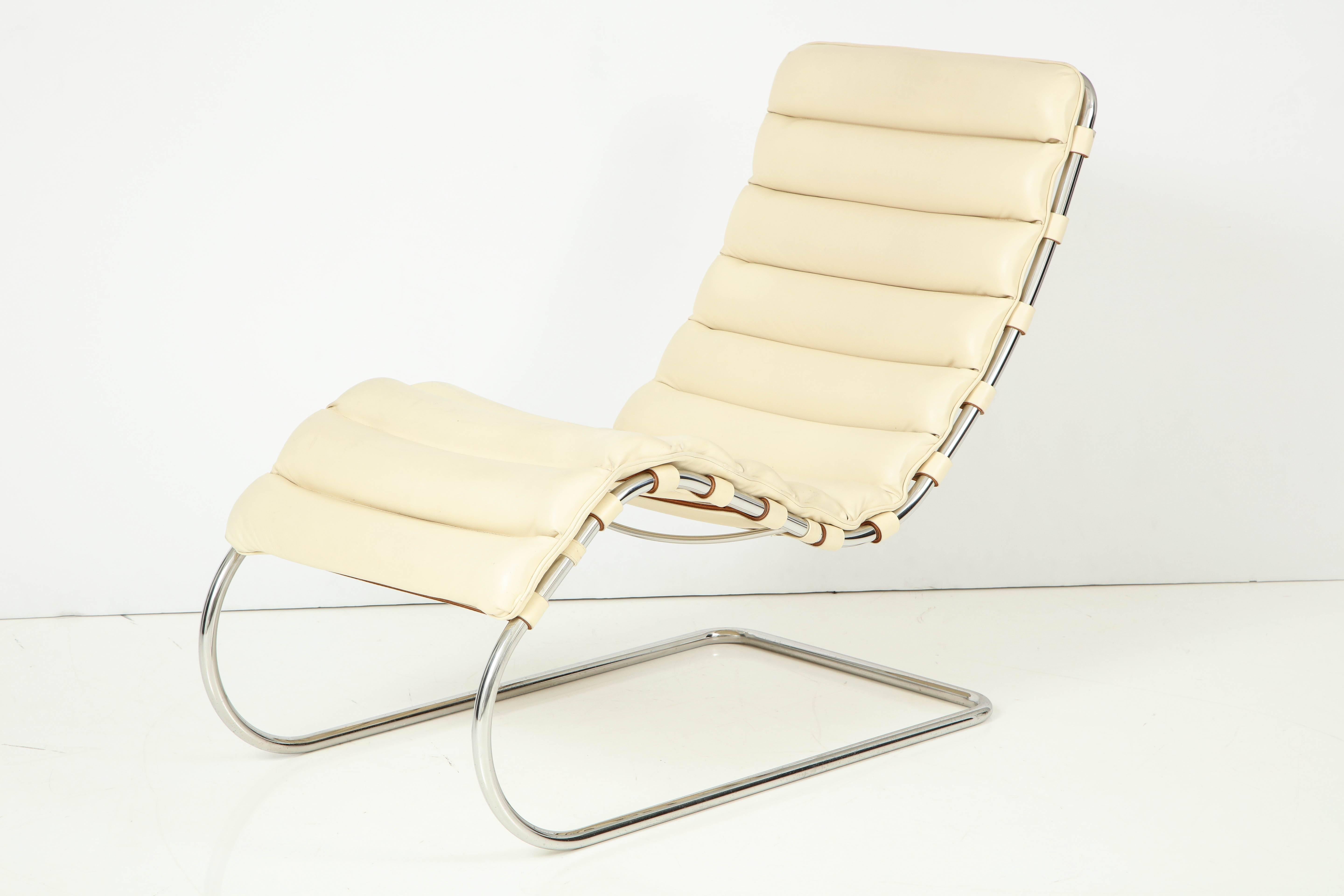 Ludwig Mies van der Rohe MR Chaise made for Knoll in the 1980s. This piece is made of a seamless tubular stainless steel frame with polished finish and an ivory leather cushion crafted in a series of quilted and seamed sections.