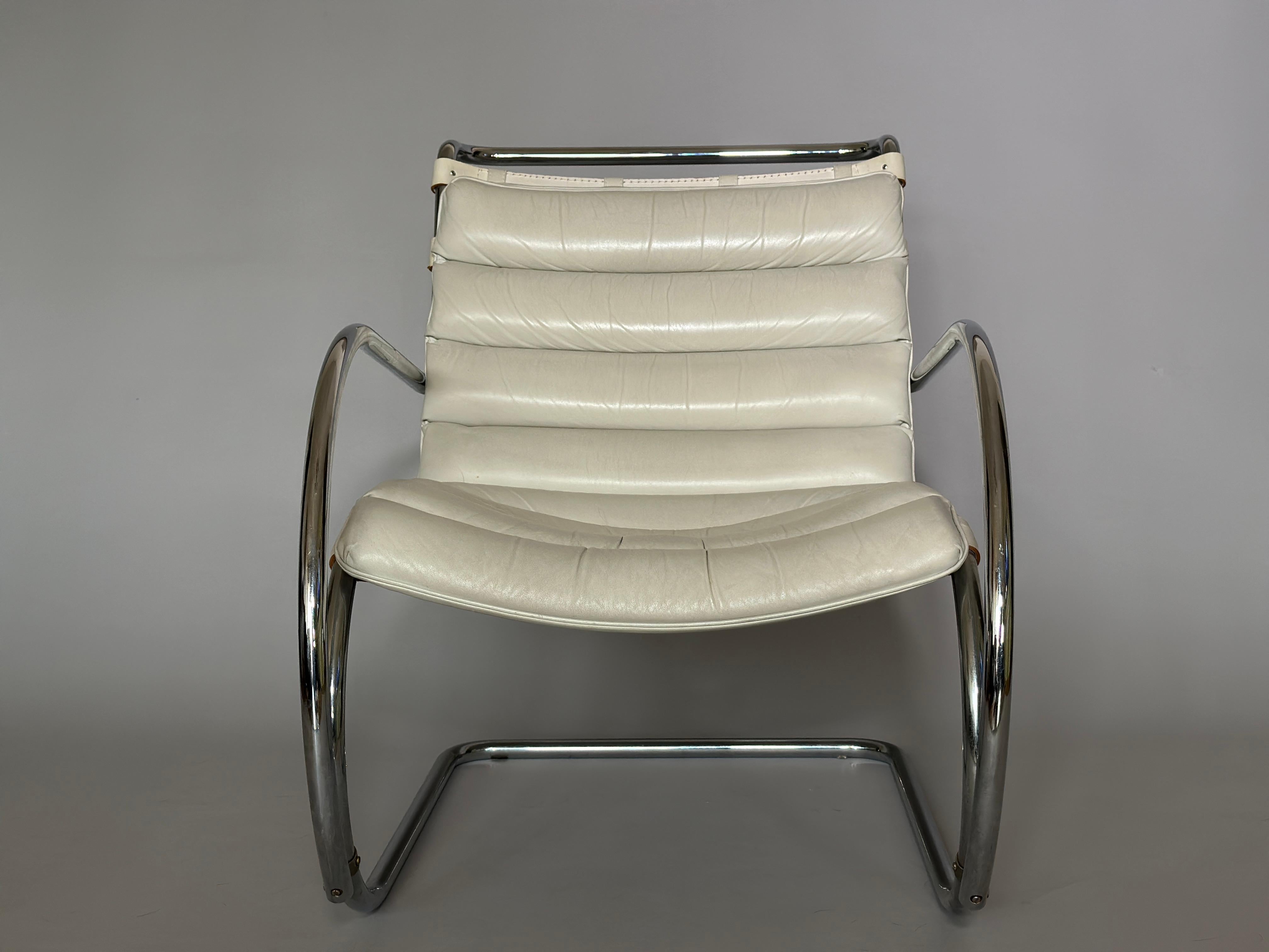 Mid-Century Modern Ludwig Mies Van Der Rohe Mr. Longue Chair 1970s For Sale