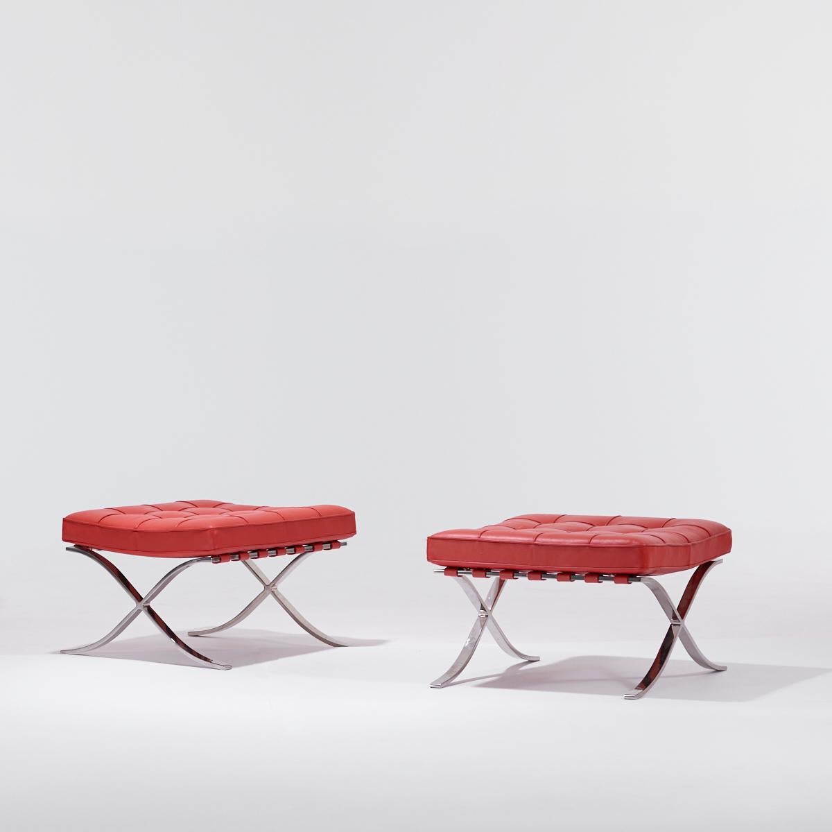 Ludwig Mies van der Rohe Ein Paar Barcelona-Stühle und Osmanen für Knoll (Moderne der Mitte des Jahrhunderts)