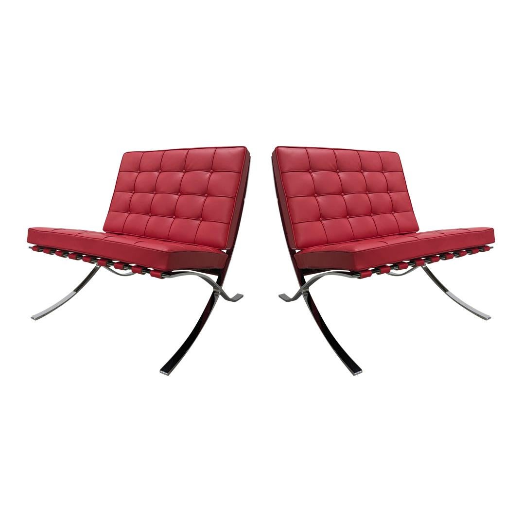 2er-Set Barcelona-Sessel, entworfen von Ludwig Mies Van der Rohe im Jahr 1929 und hergestellt von Knoll International im Jahr 1972.
Hergestellt aus verchromtem Stahl und Leder.
Ausgezeichneter Vintage-Zustand

Der Barcelona-Stuhl ist der Inbegriff