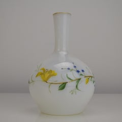 Opalglasvase von Ludwig Moser aus der Mitte des 19. Jahrhunderts mit emailliertem Blumenmuster