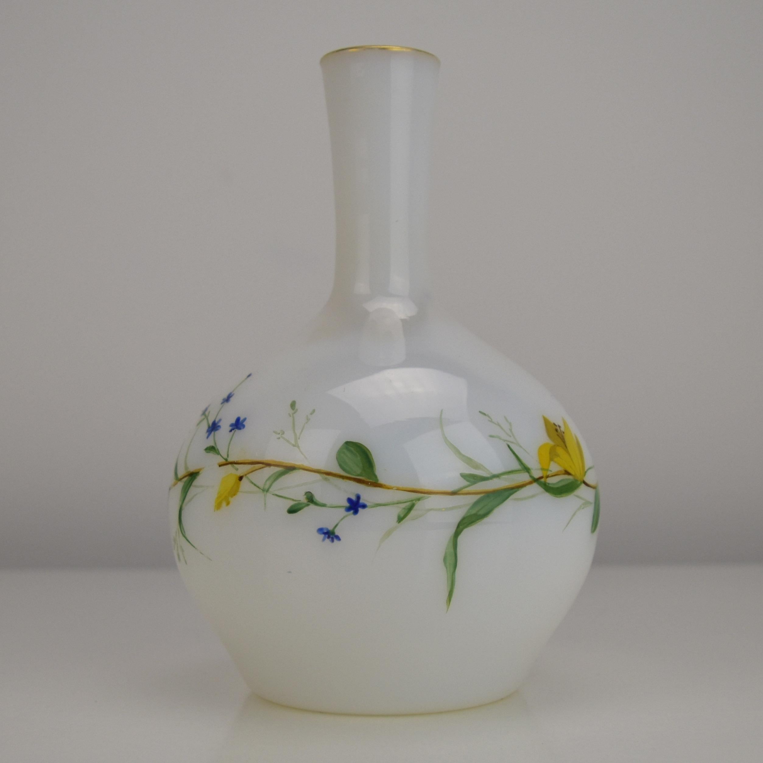 Bohème Ludwig Moser Vase en verre opalin du milieu du 19e siècle avec motif floral émaillé en vente