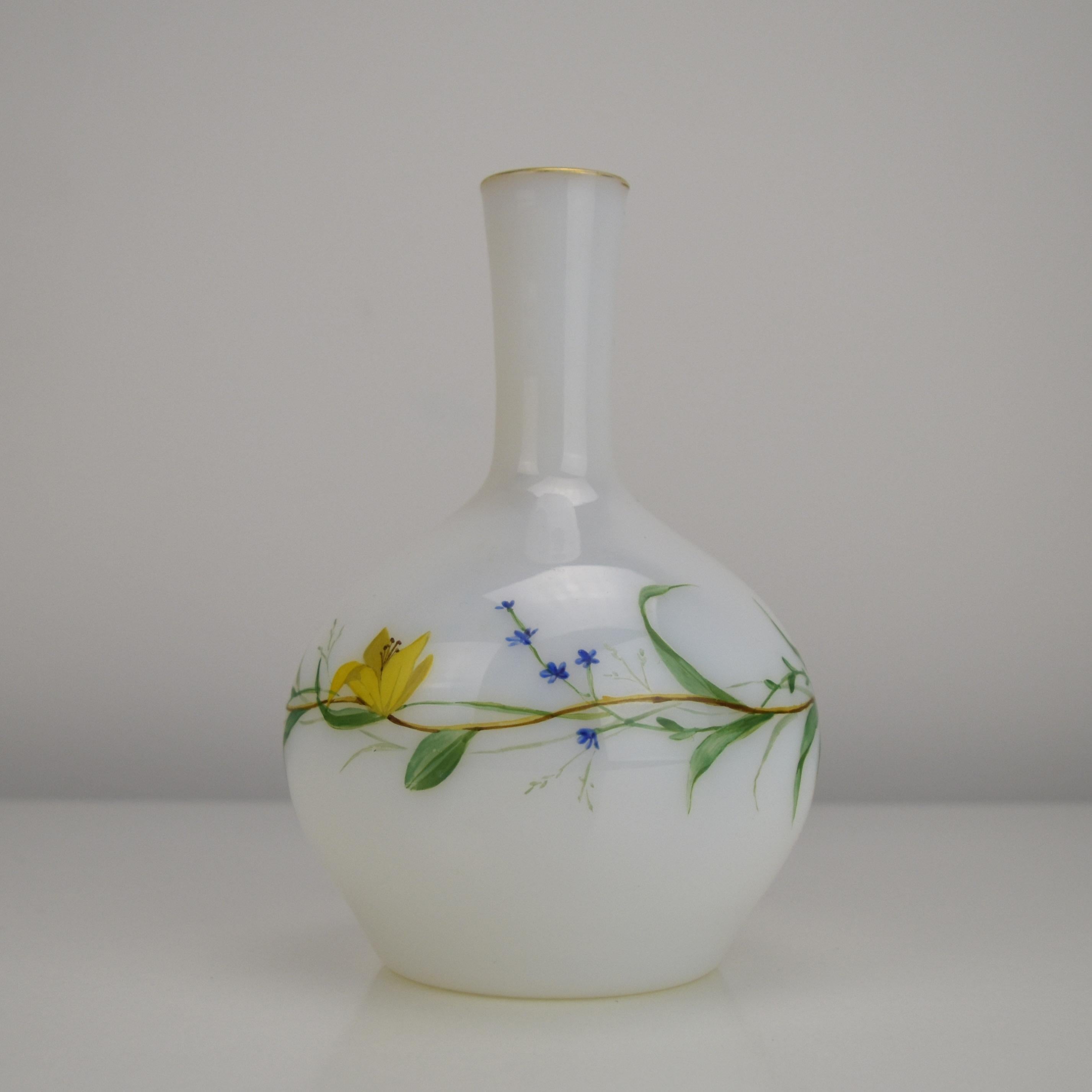 Tchèque Ludwig Moser Vase en verre opalin du milieu du 19e siècle avec motif floral émaillé en vente