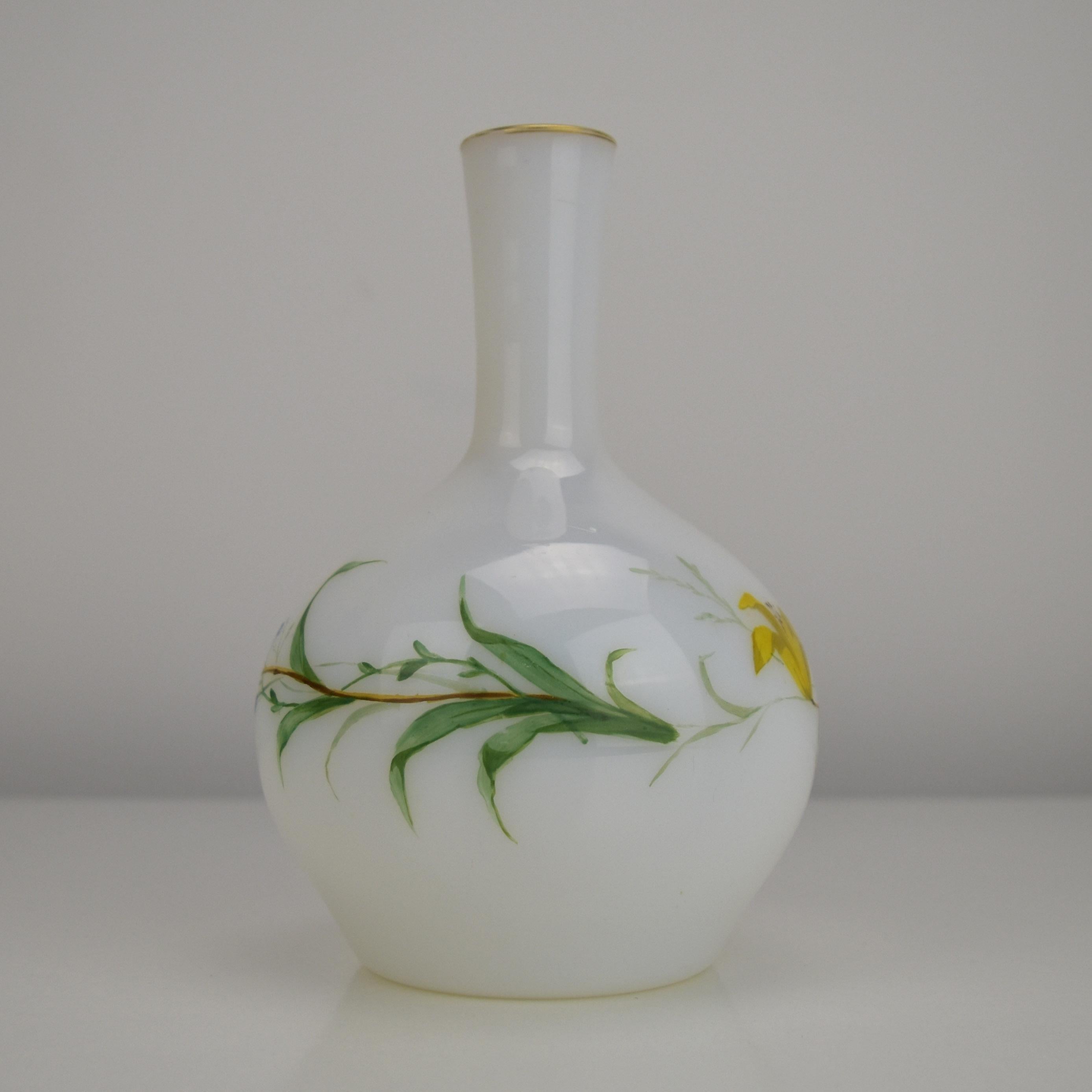 Fait main Ludwig Moser Vase en verre opalin du milieu du 19e siècle avec motif floral émaillé en vente