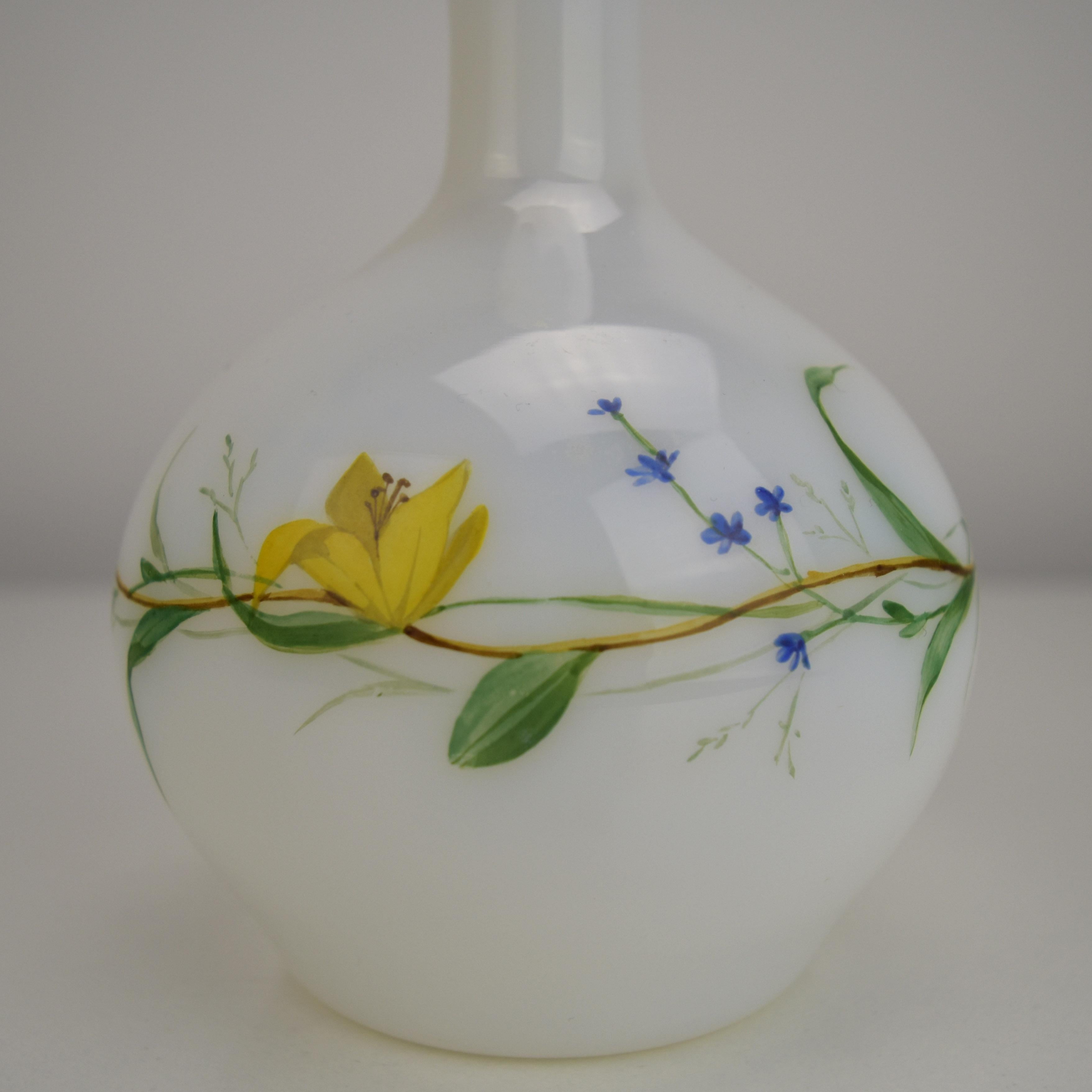 Ludwig Moser Vase en verre opalin du milieu du 19e siècle avec motif floral émaillé Bon état - En vente à Bad Säckingen, DE