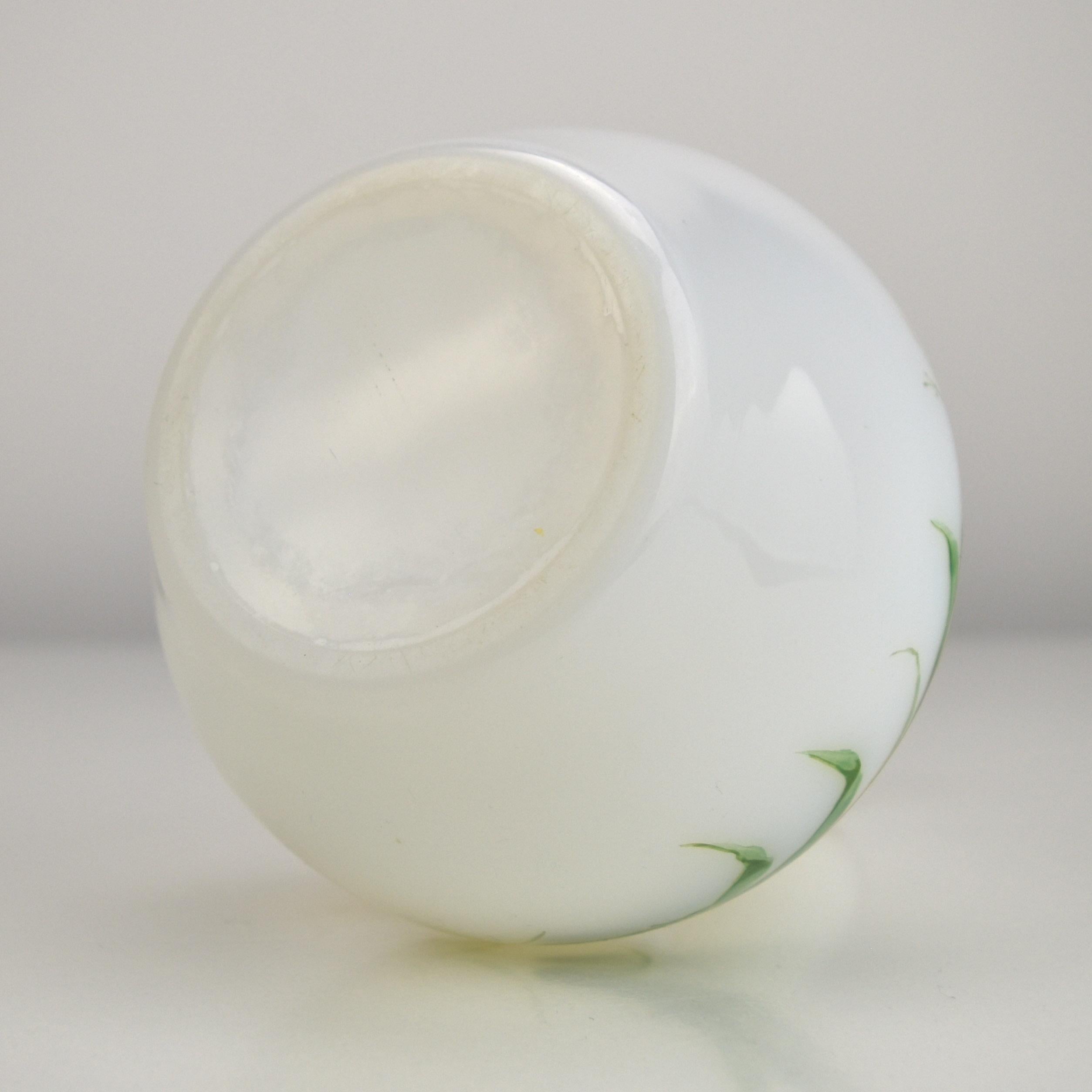Verre Ludwig Moser Vase en verre opalin du milieu du 19e siècle avec motif floral émaillé en vente