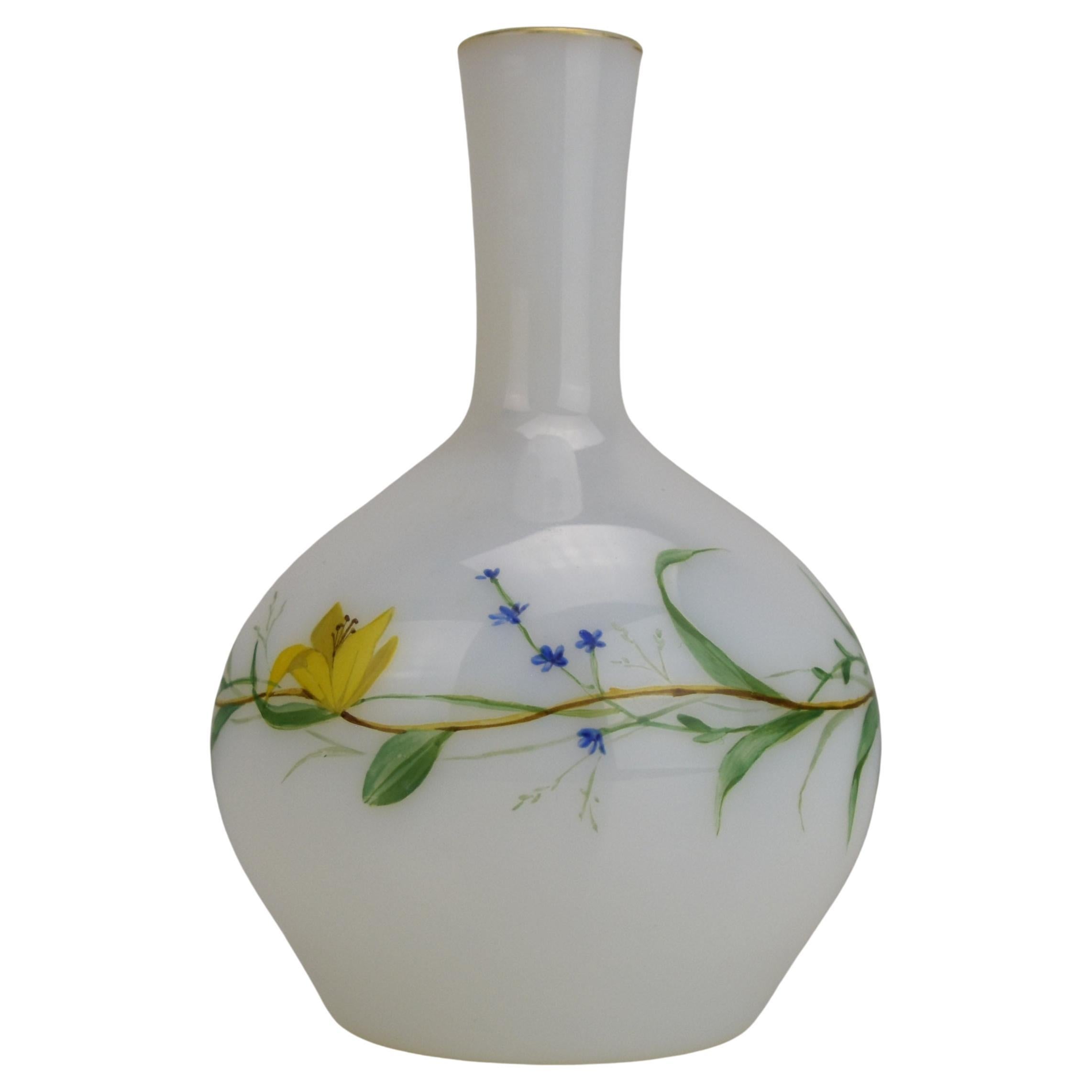 Ludwig Moser Jarrón de cristal opalino de mediados del siglo XIX con diseño floral esmaltado