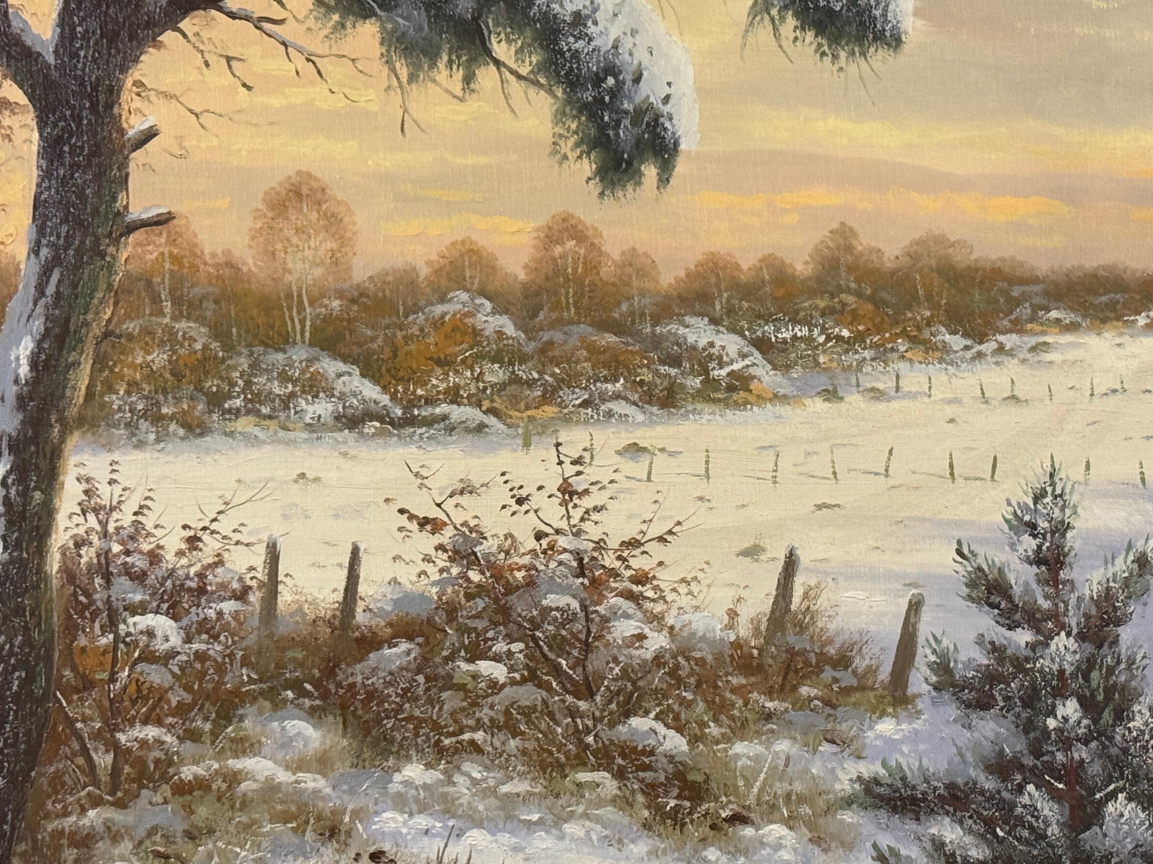 Scena di neve invernale con fagiani e cielo dorato di un artista tedesco del XX secolo in vendita 1