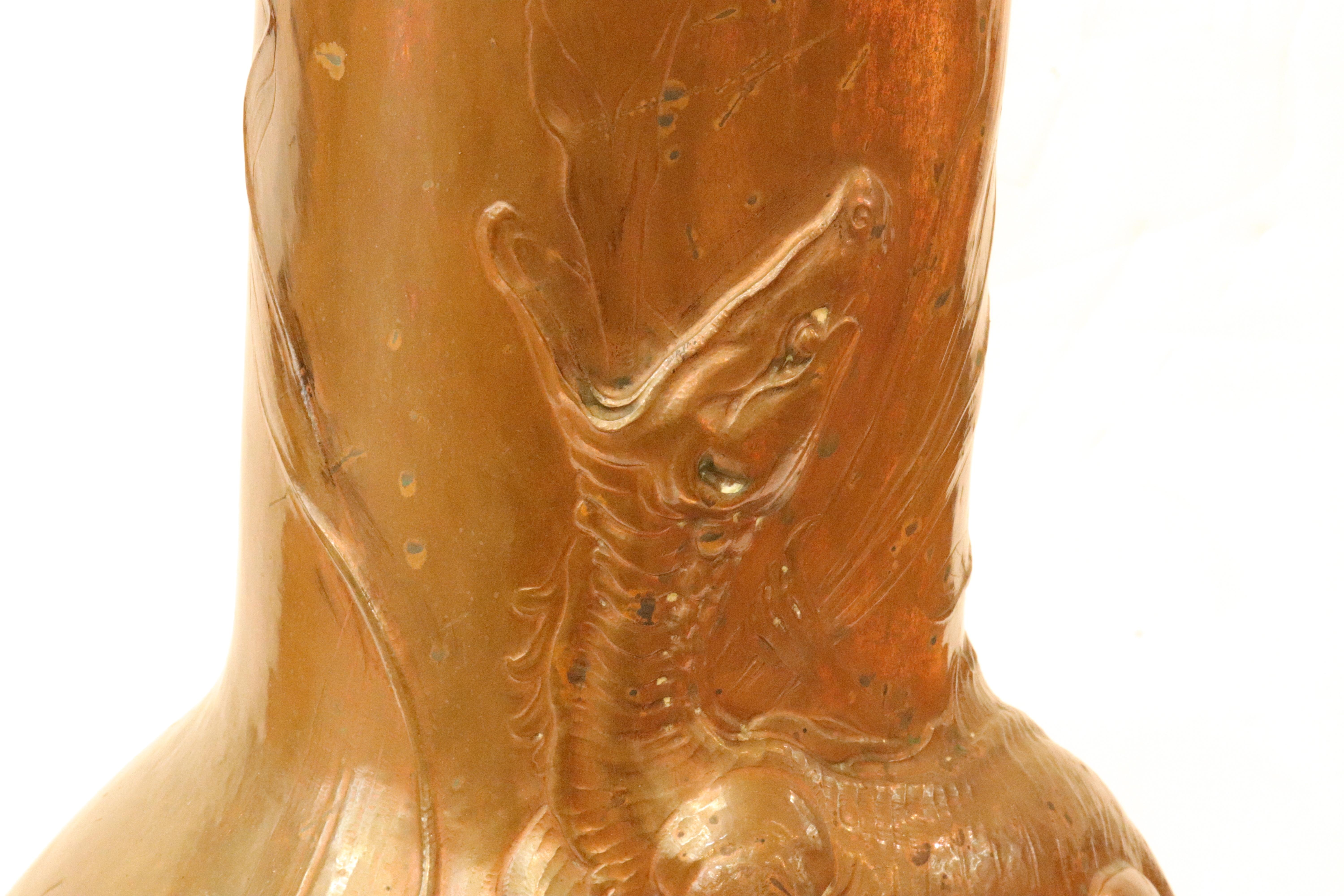 Cuivre Ludwig Vierthaler Jugendstil allemand Lézard & Dragonfly Repousse Vase en cuivre en vente