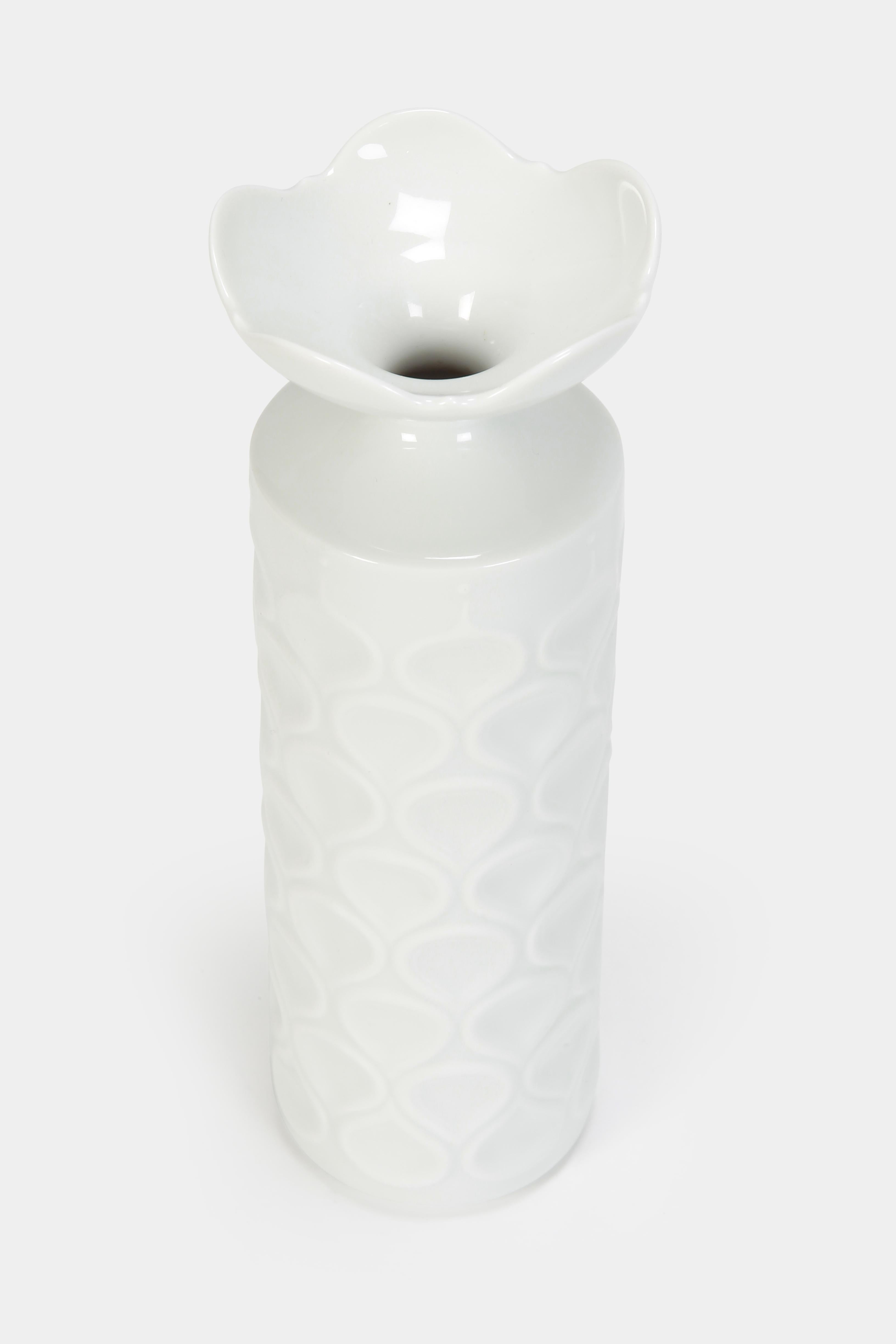 Vase made of glazed porcelain, designed by Ludwig Zepfner Weifs for the Meissen factory in Germany. Part of the collection of TEAR DROP. Ludwig Zepner was one of Meißner’s most important designers from the end of the 1950s to the end of the 1990s.