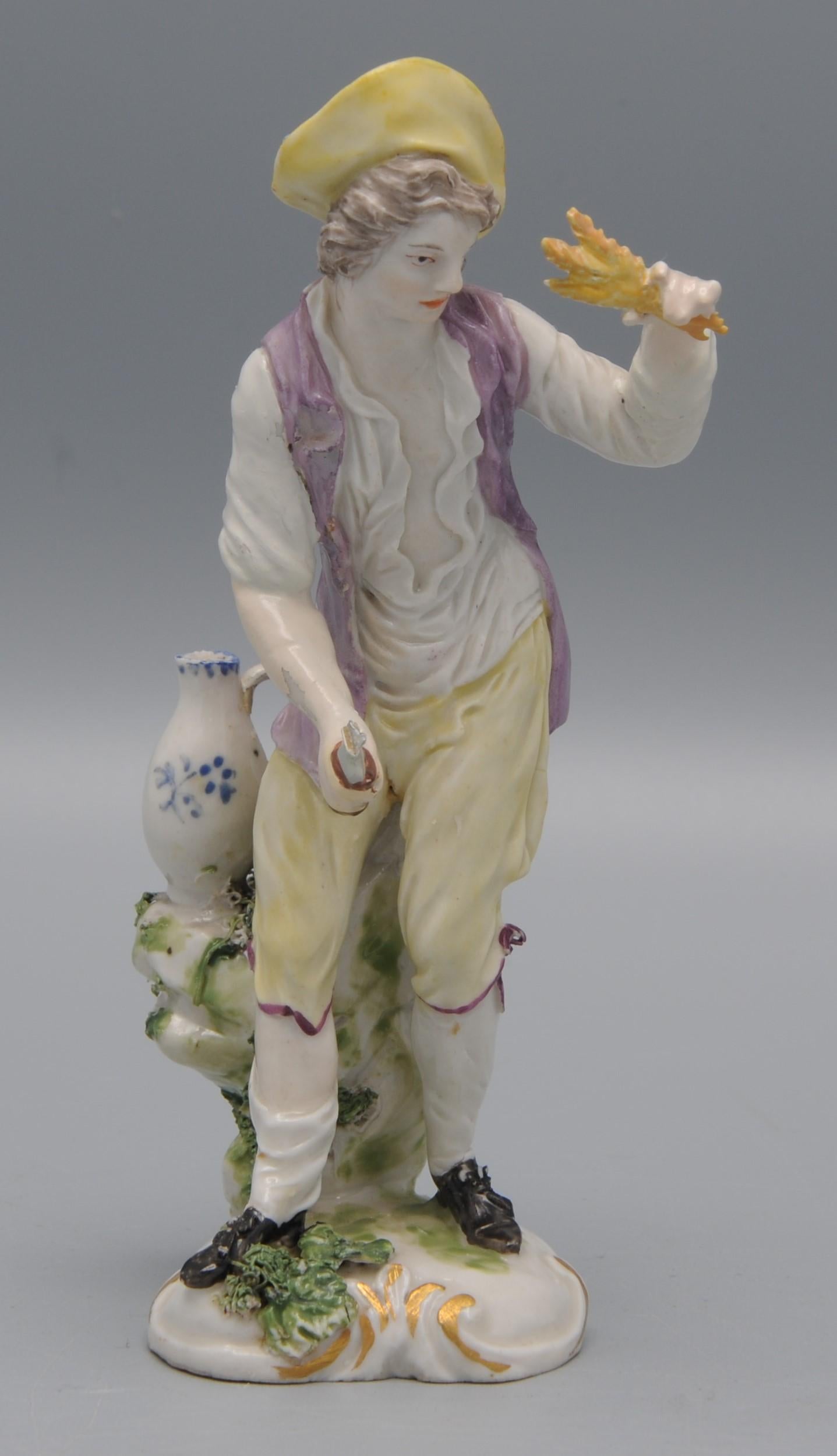 Figura de jardinero de un joven que sostiene espigas de trigo y una hoz en las manos. 
Modelo de Johann Christoph Haselmeyer o Johann Jacob Louis.

Monograma CC en azul bajo vidriado en la parte posterior de la base. H 13.5 cm
H 13,5