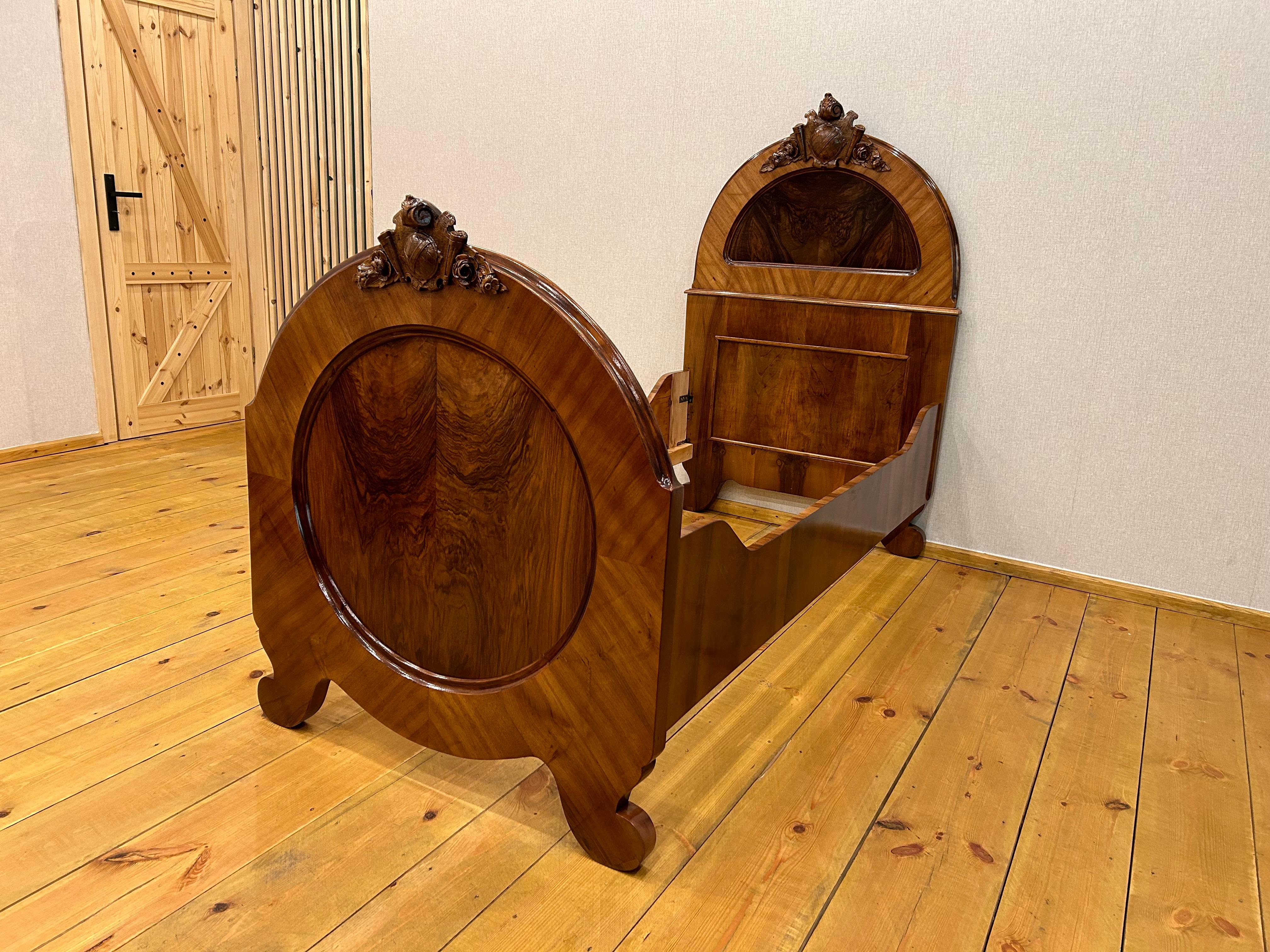 Ti presentiamo Ludwik Filip  letto del 1900
Ogni mobile che esce dal nostro laboratorio, dall'inizio alla fine, viene sottoposto a un restauro manuale, in modo da ripristinare le condizioni originali di molti anni fa (viene pulito fino