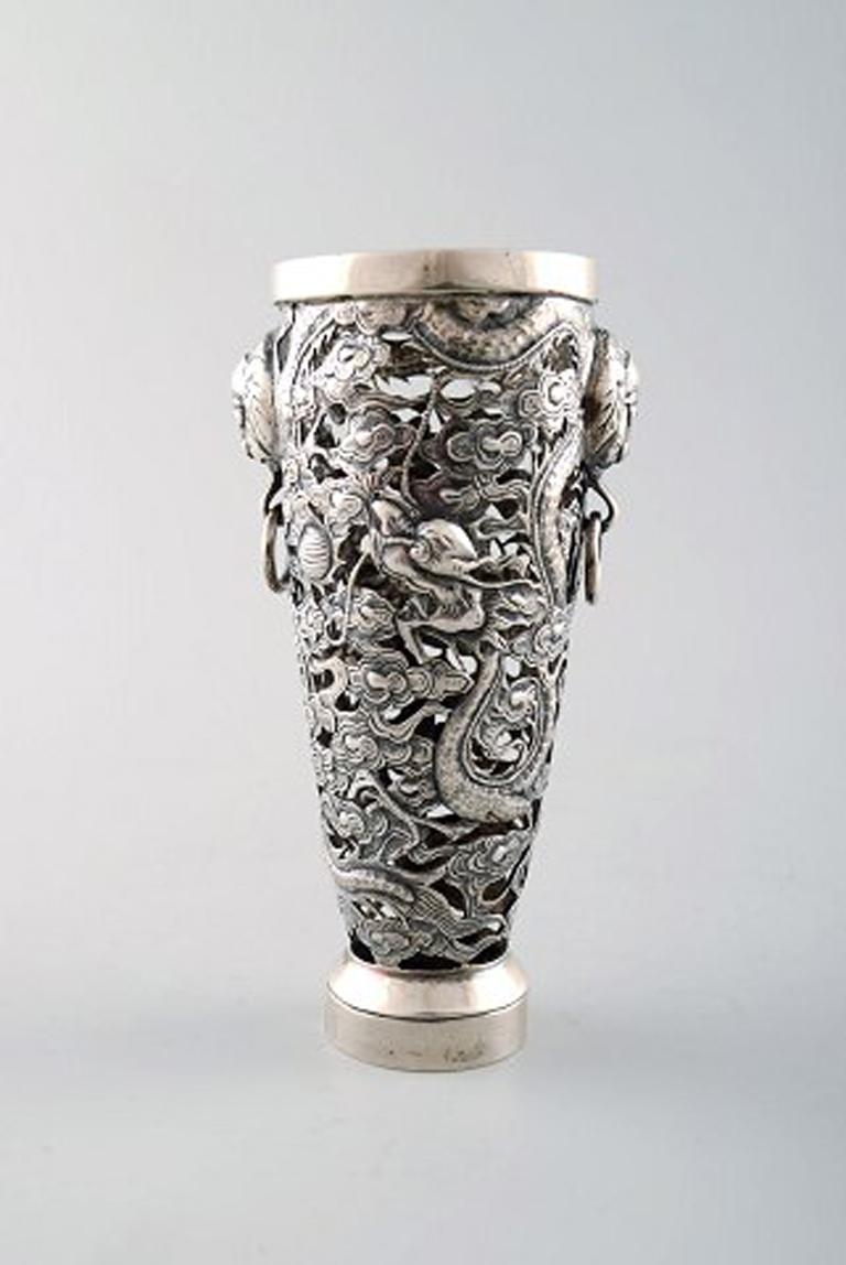 Luen Wo, Shanghai. A pair of dragon vases in silver, circa 1900.
Pierced body with handles in the form of masks.
In very good condition.
Stamped.
Measures: 11.5 x 6 cm.