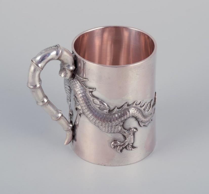 Luen-Wo, Shanghai. Silver cup with handle. Relief dragon motif. 1930s In Excellent Condition For Sale In Copenhagen, DK