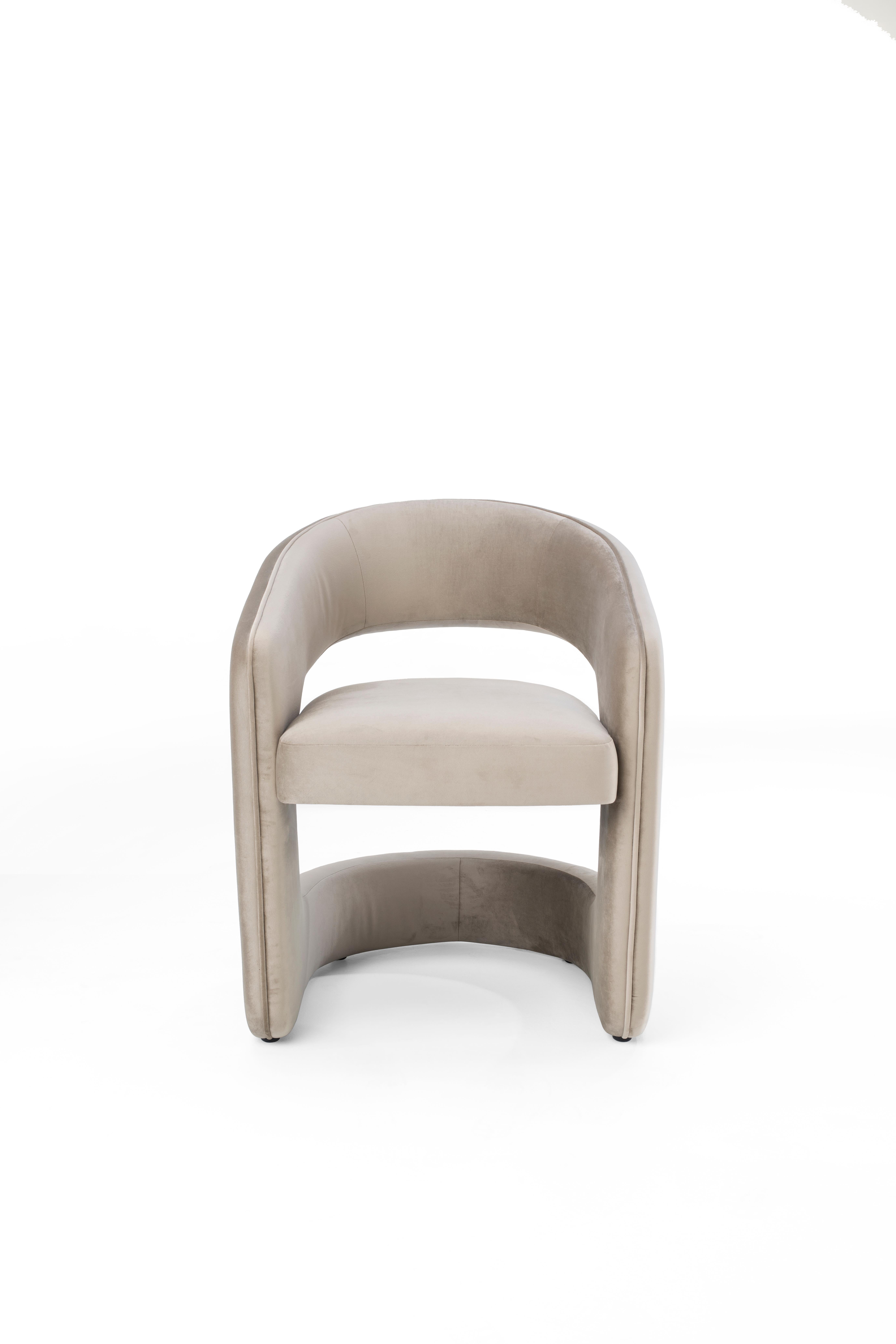 Le dossier incurvé proéminent confère à cette chaise de taille généreuse son design moderne et en fait la pièce d'appoint idéale pour tous ceux qui recherchent le summum du style sans lésiner sur le confort.
Entièrement revêtue de tissu ou de cuir