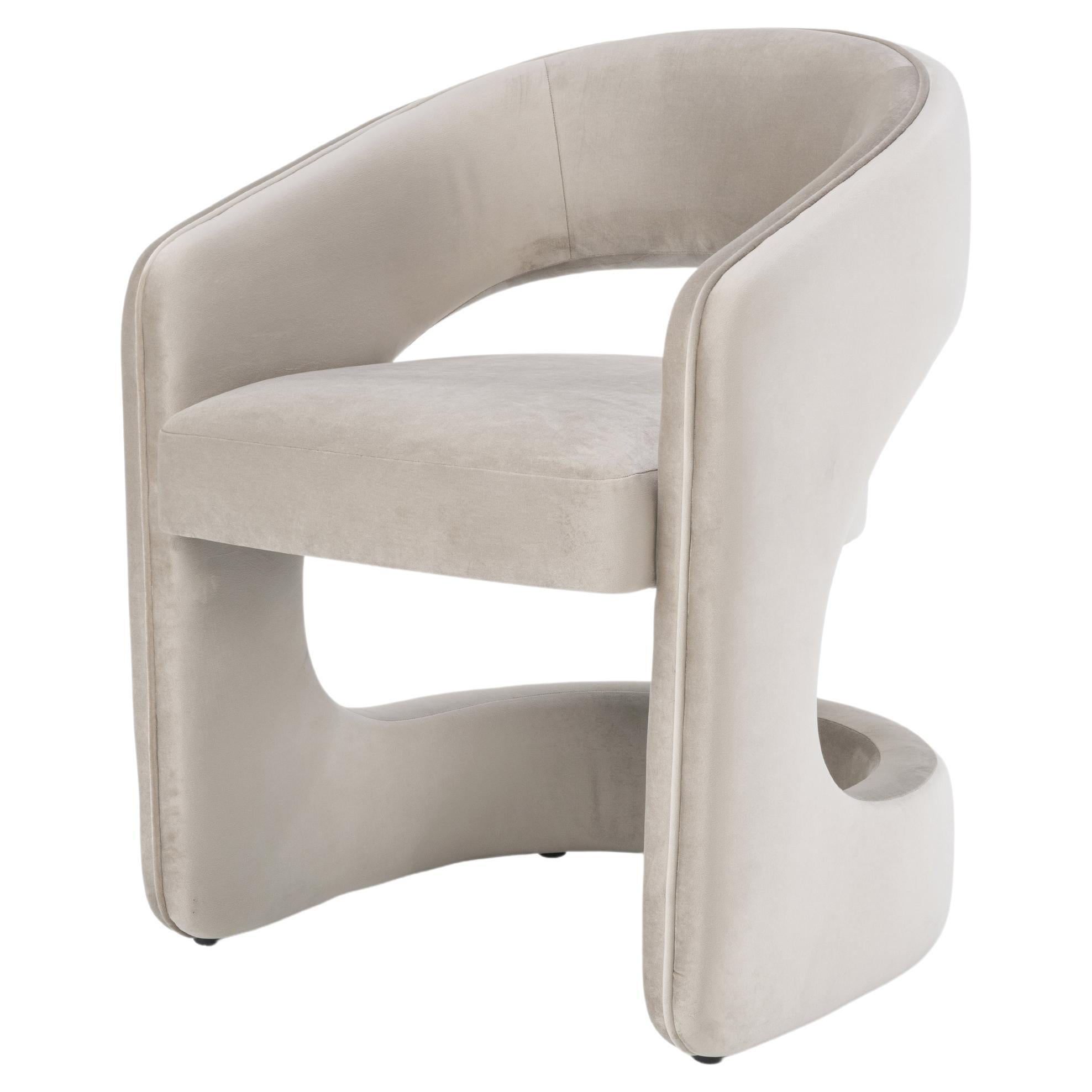 Le dossier incurvé proéminent confère à cette chaise de taille généreuse son design moderne et en fait la pièce d'appoint idéale pour tous ceux qui recherchent le summum du style sans lésiner sur le confort.
Entièrement revêtue de tissu ou de cuir