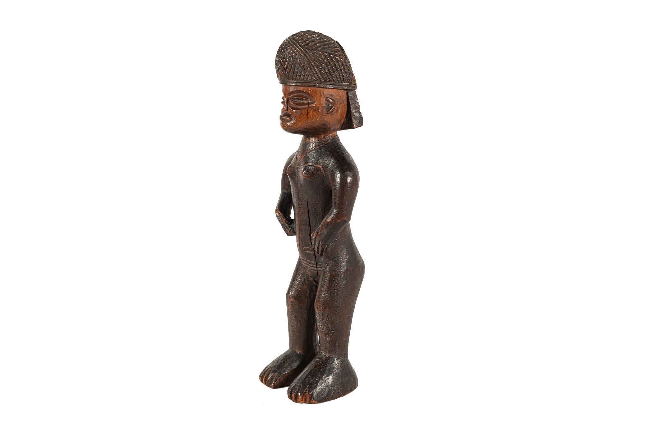 Lwena statue, Tchokwe, 
Wood,
Democratic Republic of the Congo, circa 1950

Measures: Height 21 cm, depth 6 cm, width 8 cm.

Of Lunda origin, the Lwena emigrated from Angola to Zaire in the 19th century, repelled by the Chokwe. When some became