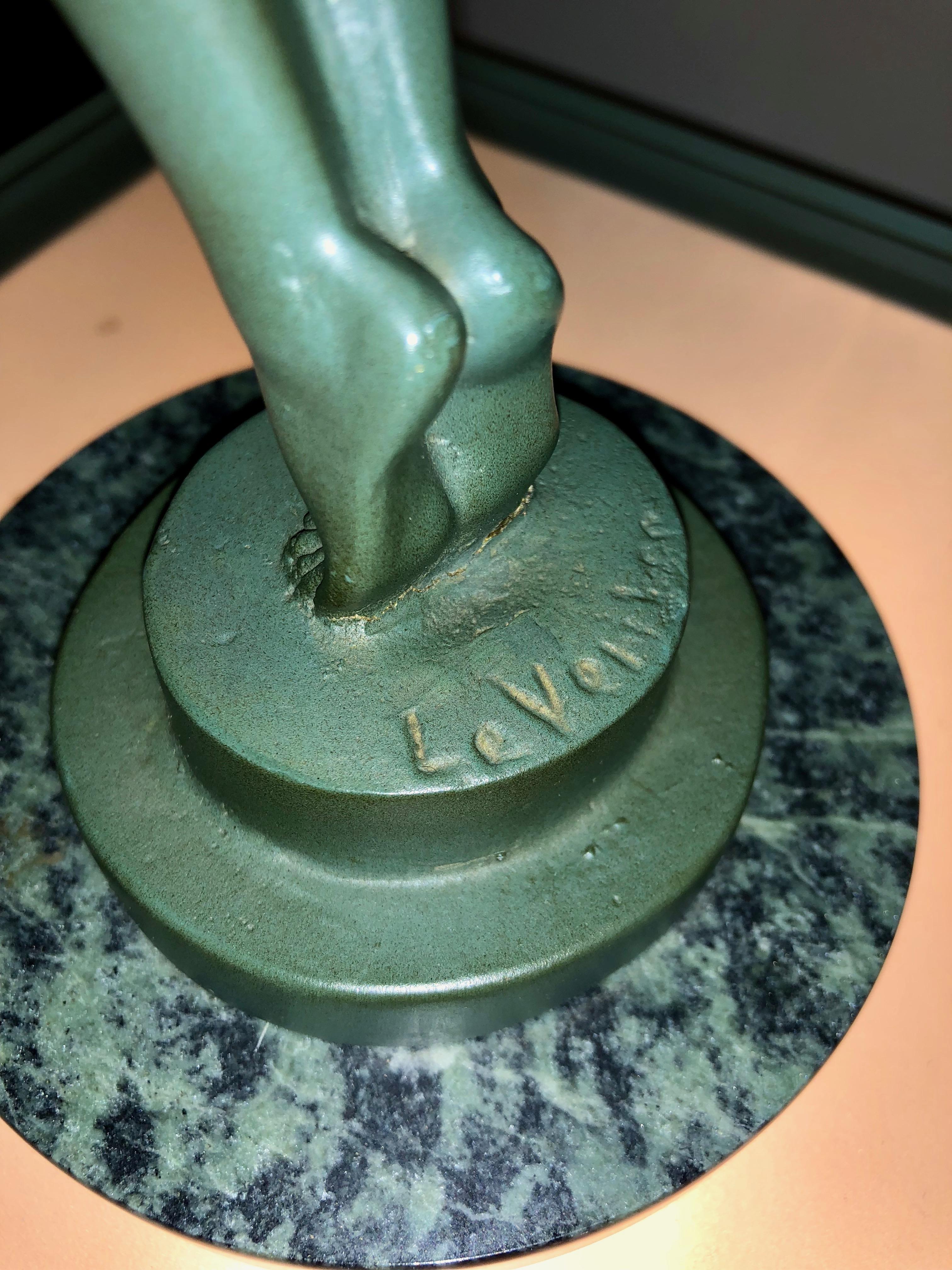 Die Ikone aller Art-Déco-Skulpturen. Die 1928 von Max LeVerrier geschaffene:: dunkelgrün patinierte:: zierliche Bronzefigur einer schlanken Frau:: die eine Weltkugel in die Höhe hält und auf einem Marmorsockel steht:: ist vielleicht das berühmteste