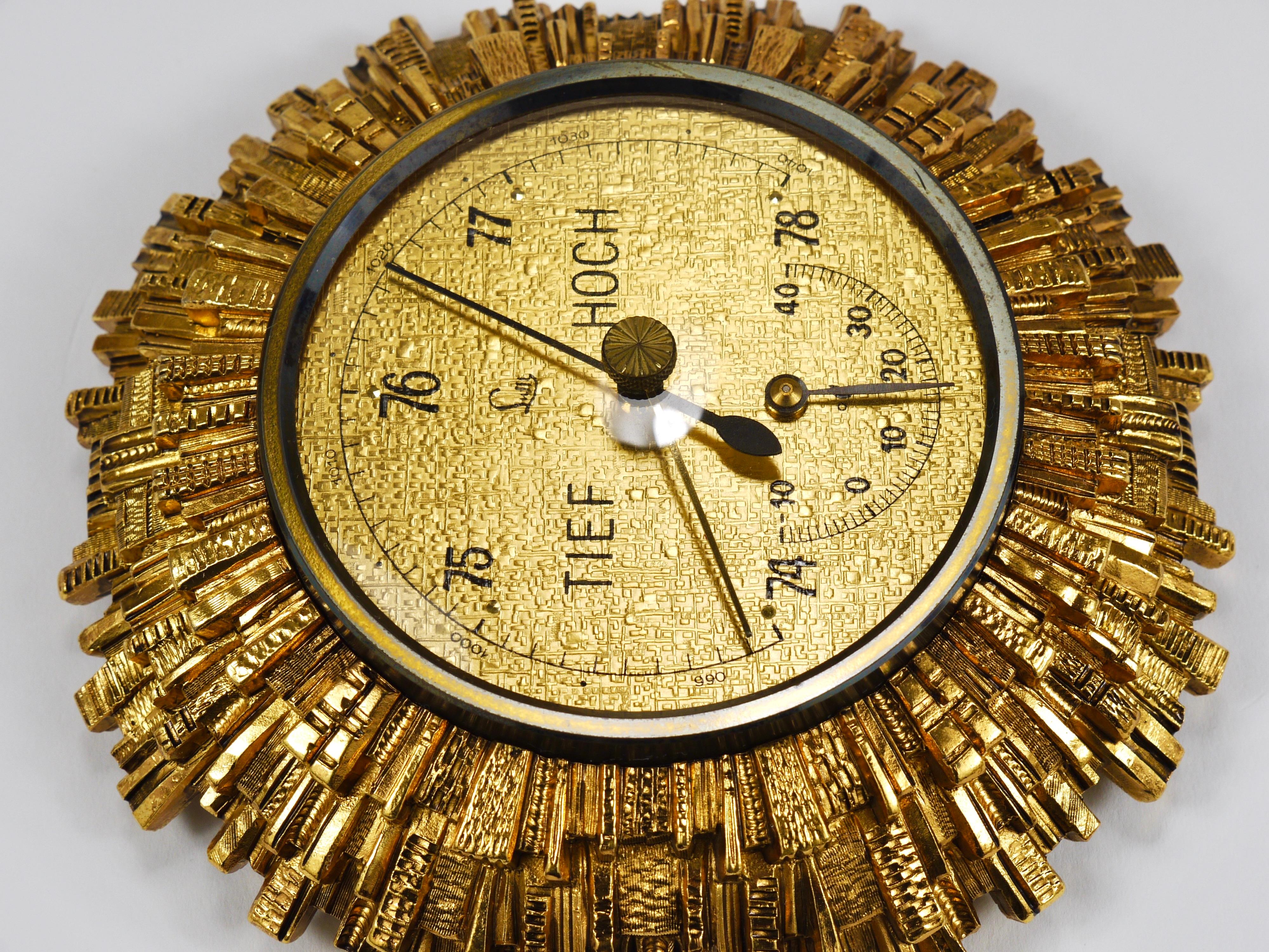 Station météorologique murale ronde Sunburst / Starburst du milieu du siècle dernier, datant des années 1950 et fabriquée par Lufft Germany, un fabricant renommé d'instruments de précision. Cet appareil haut de gamme et de grande qualité est conçu
