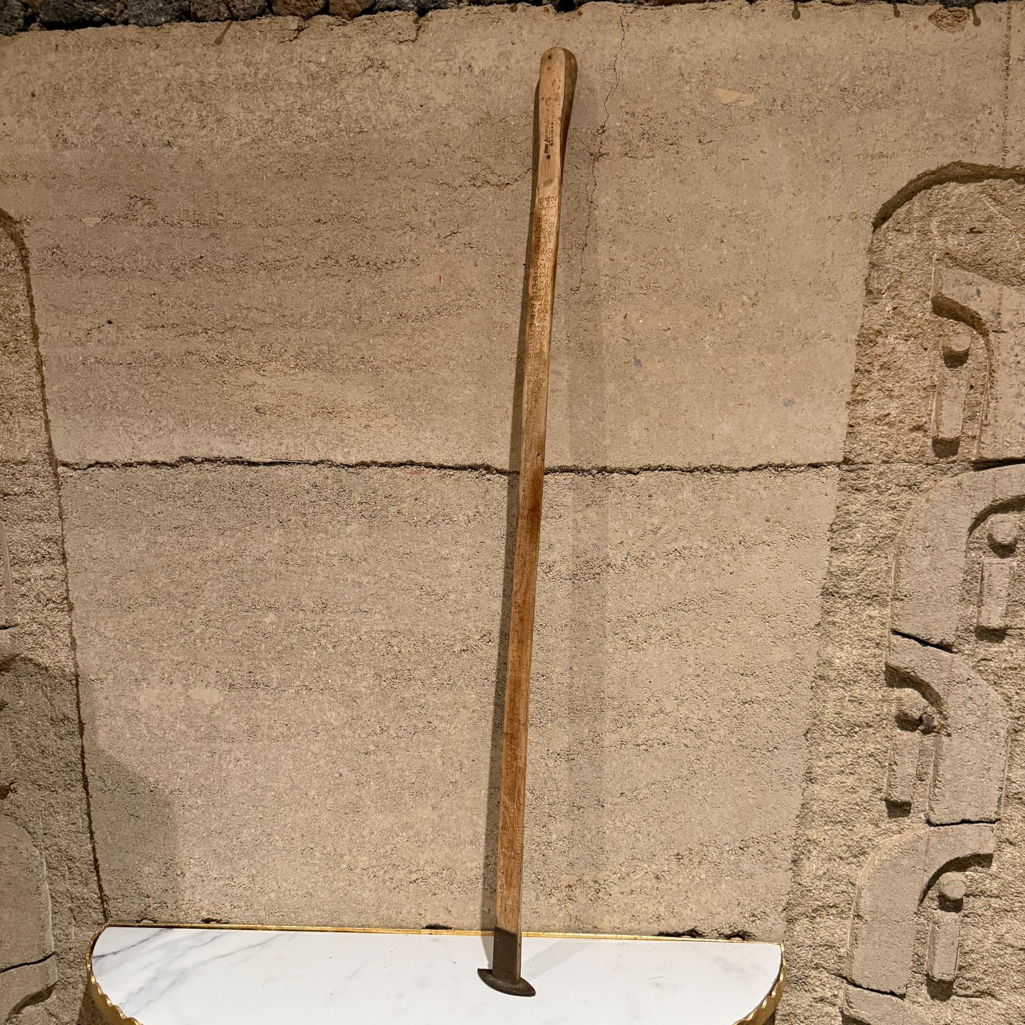 Per la tua considerazione, una scala di misurazione per tronchi d'epoca con regola a bastone per la scalatura dei tronchi da parte di  Lufkin Rule Company. Wood e ottone. 

Dimensioni: 36' L x 2,75