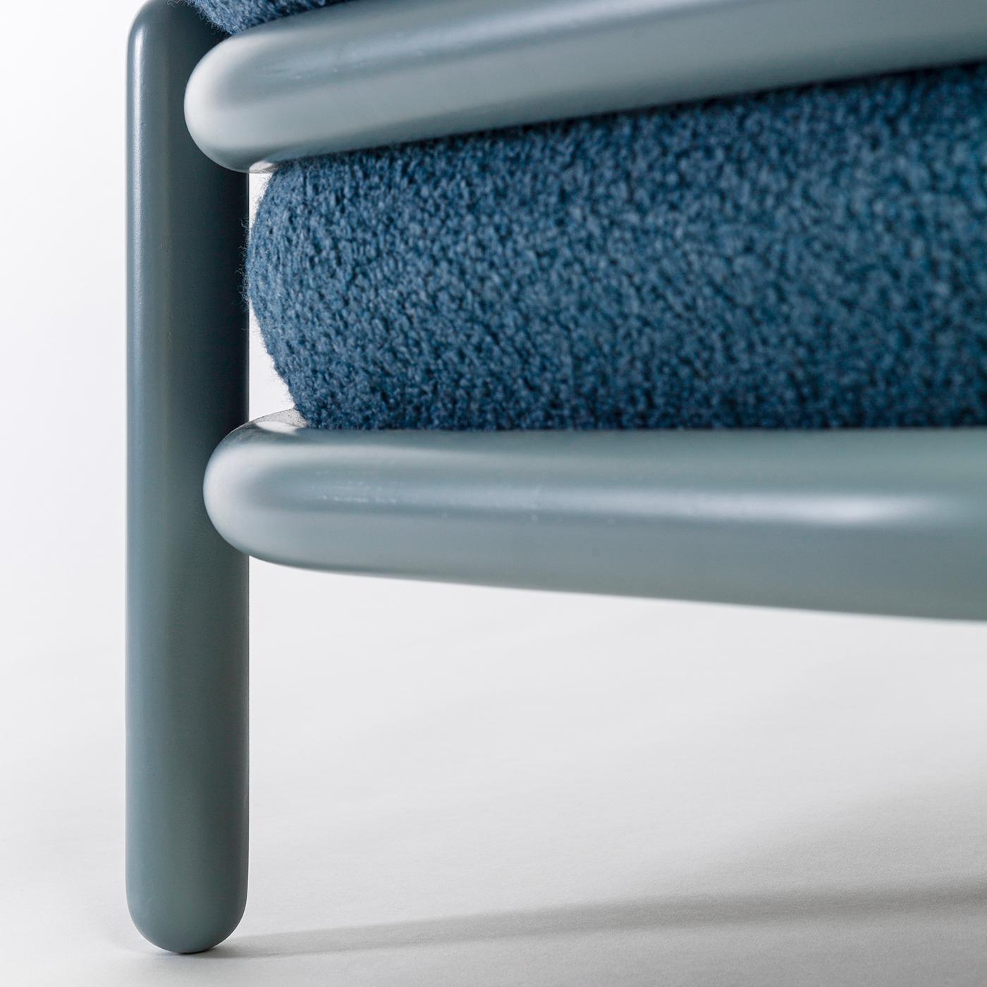 Luftballons, the upholstered furniture collection by Valter Cagna from Gebrüder Thonet Vienna design, is characterized by soft lines and sinuous curves, inspired by the contours of a balloon, as its name suggests. Comprising a small sofa and a