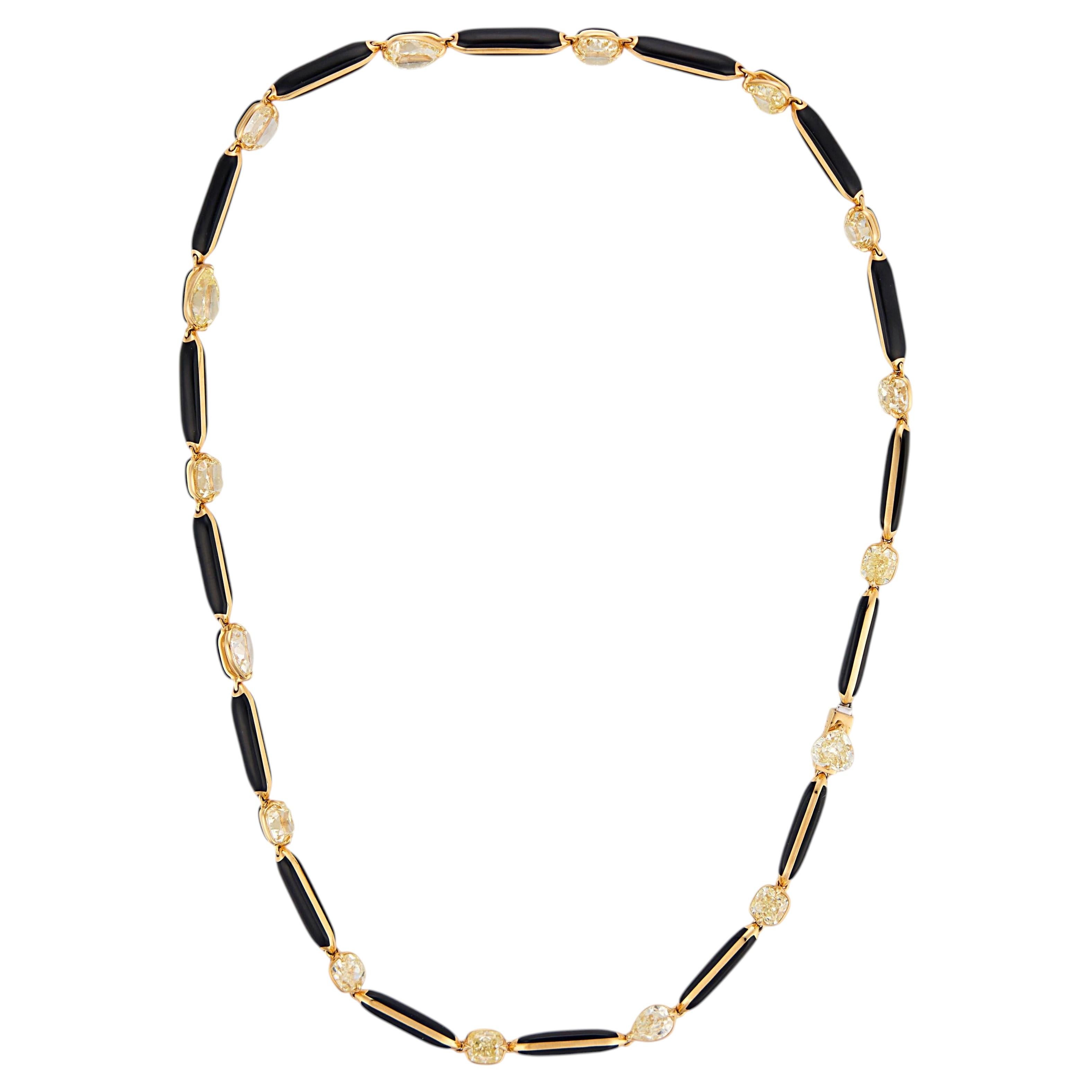 Collar de Lugano con diamantes de un peso total de 15,70 quilates, en oro amarillo de 18k y esmalte