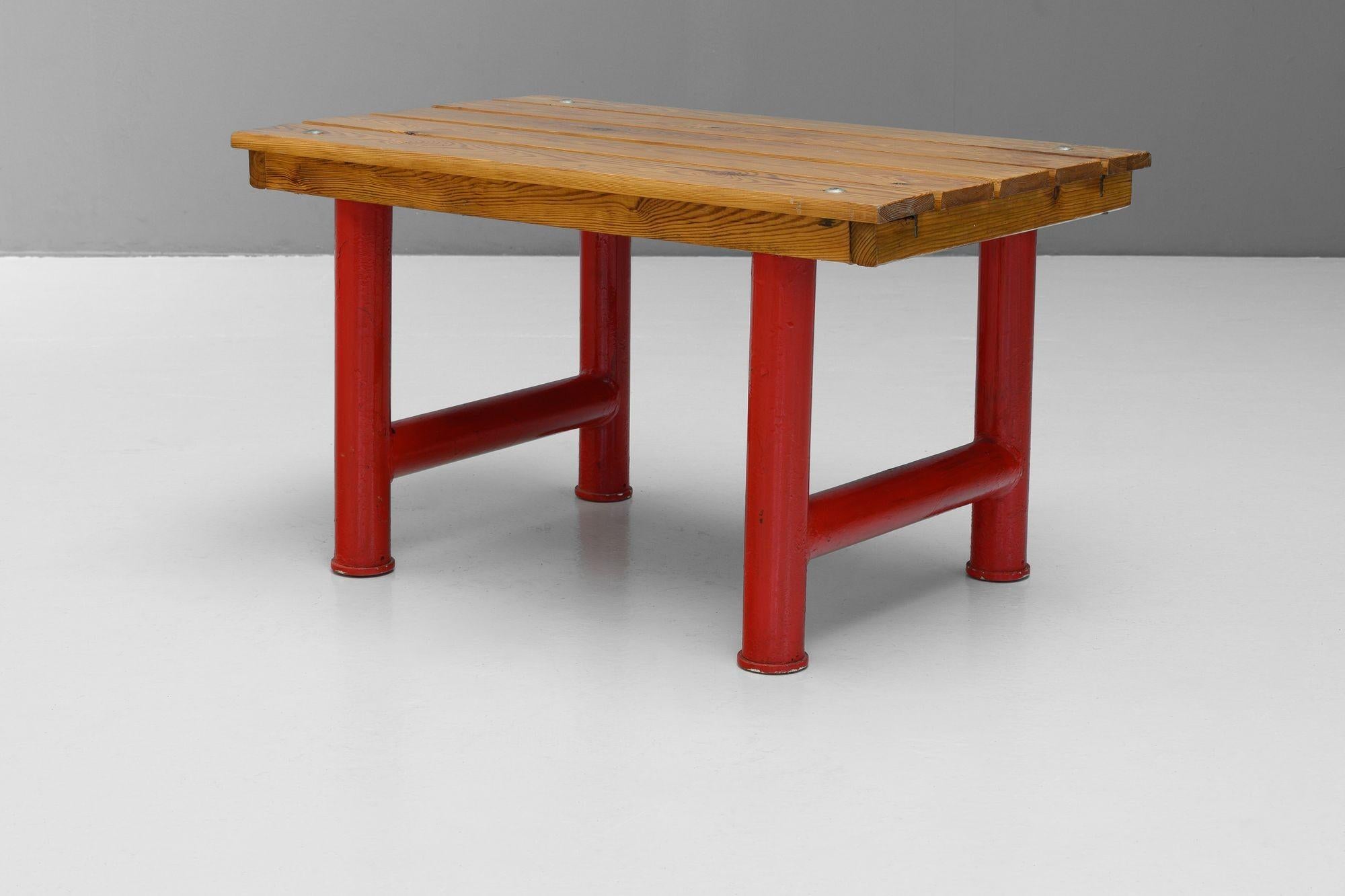 Porte-bagages suédois du milieu du siècle dernier, surmonté d'un plateau en pin massif et de grands pieds en acier peints en rouge. Suède vers 1980.

H 38cm x L 65cm x P 41cm