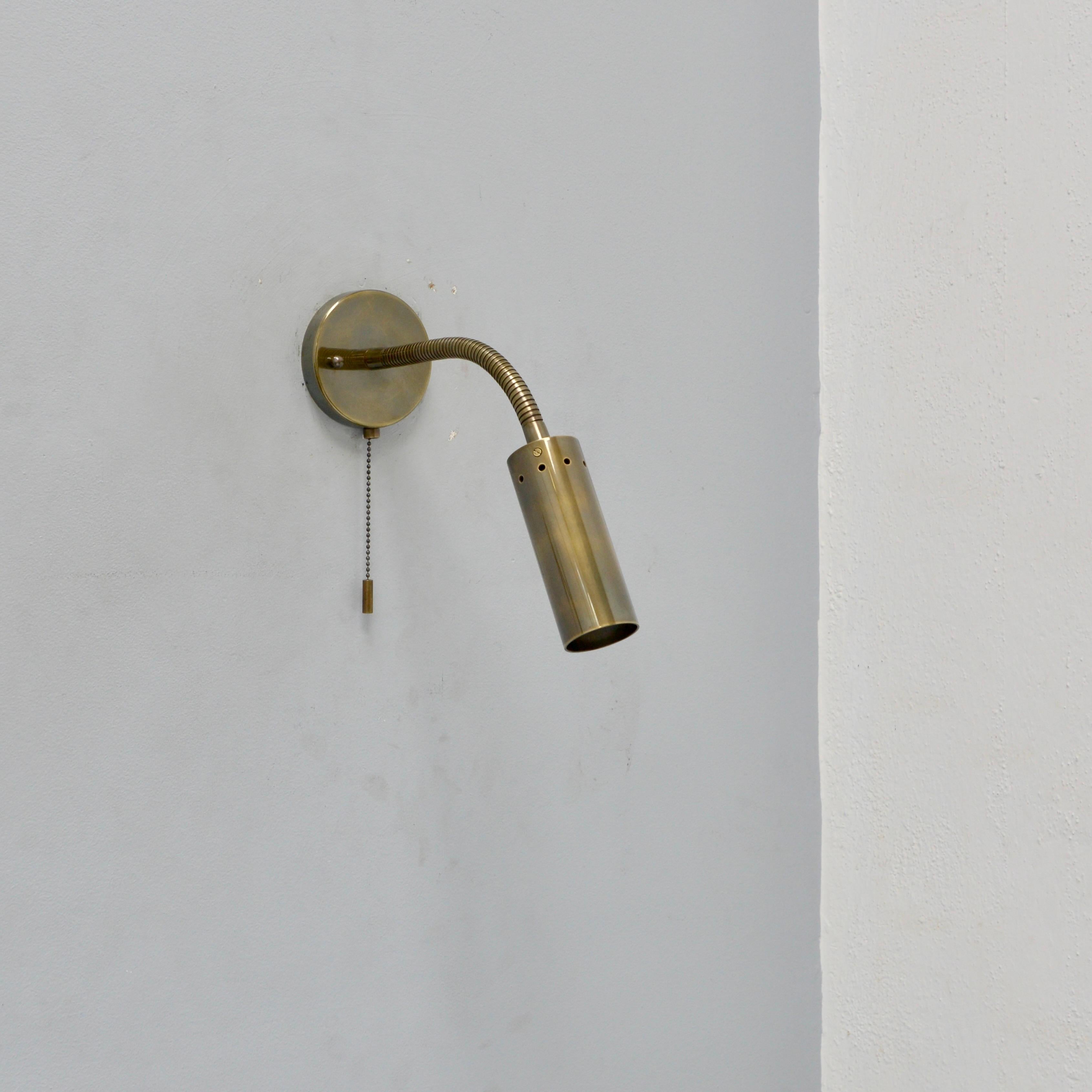 El aplique LUgoono de Lumfardo Luminaires es un aplique de pared de cuello de cisne inspirado en la época de mediados del siglo XX, con interruptor en latón. El latón está acabado en latón patinado sin lacar. Este candelabro está fabricado en EE.UU.