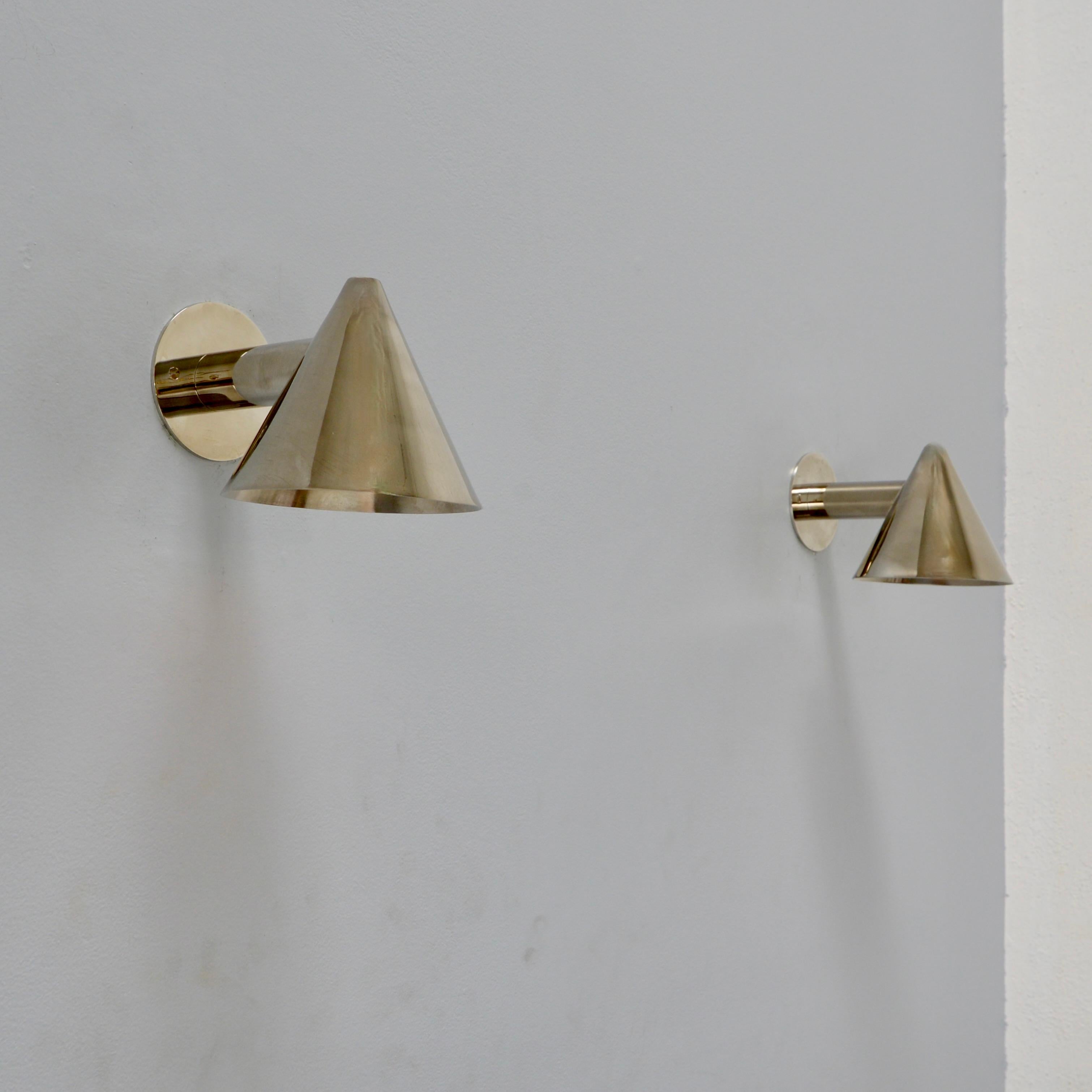 Parte della nostra collezione contemporanea Lumfardo Luminaries, questa applique da esterno per interni LUhans, ispirata al design scandinavo di metà secolo, è disponibile in una finitura argento invecchiato.  Cablata con una singola presa E26 per