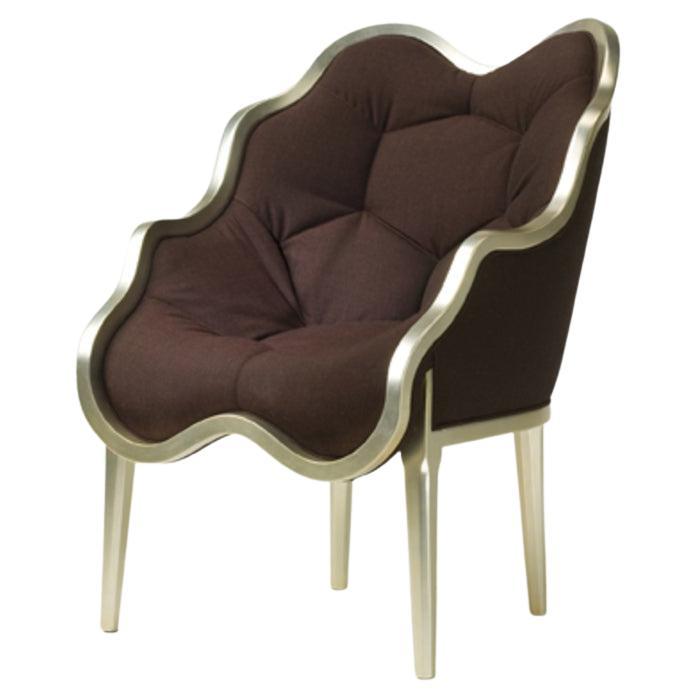 Adéntrate en el reino del diseño de vanguardia con el Sillón Lui6, una obra maestra meticulosamente fabricada a mano en Italia por Philippe Bestenheider. Esta extraordinaria pieza desafía las normas convencionales de diseño, ya que su estructura