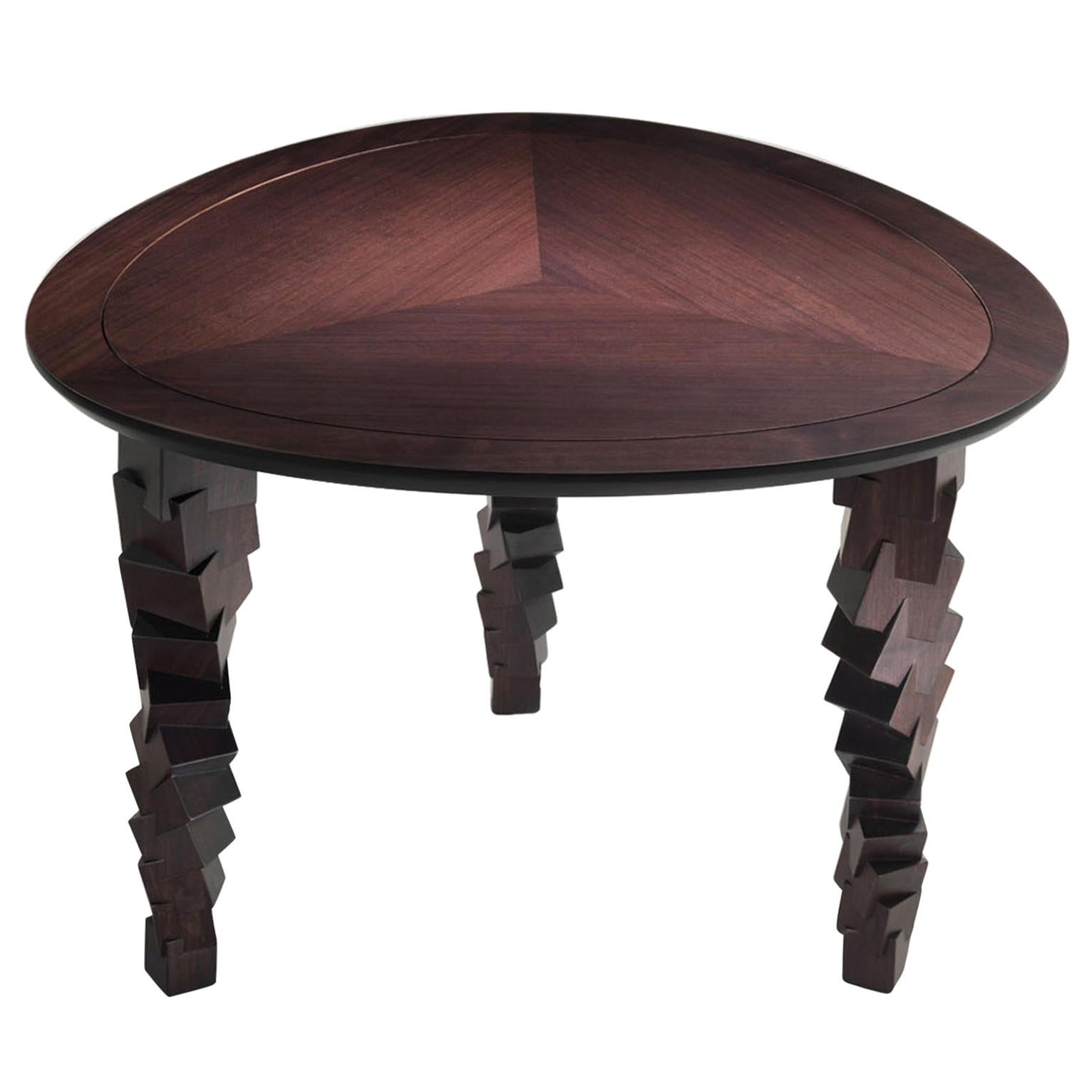 LUI/4 Brauner geschnitzter kleiner Tisch aus Massivholz mit eingelegter Platte und geschnitzten Beinen  im Angebot