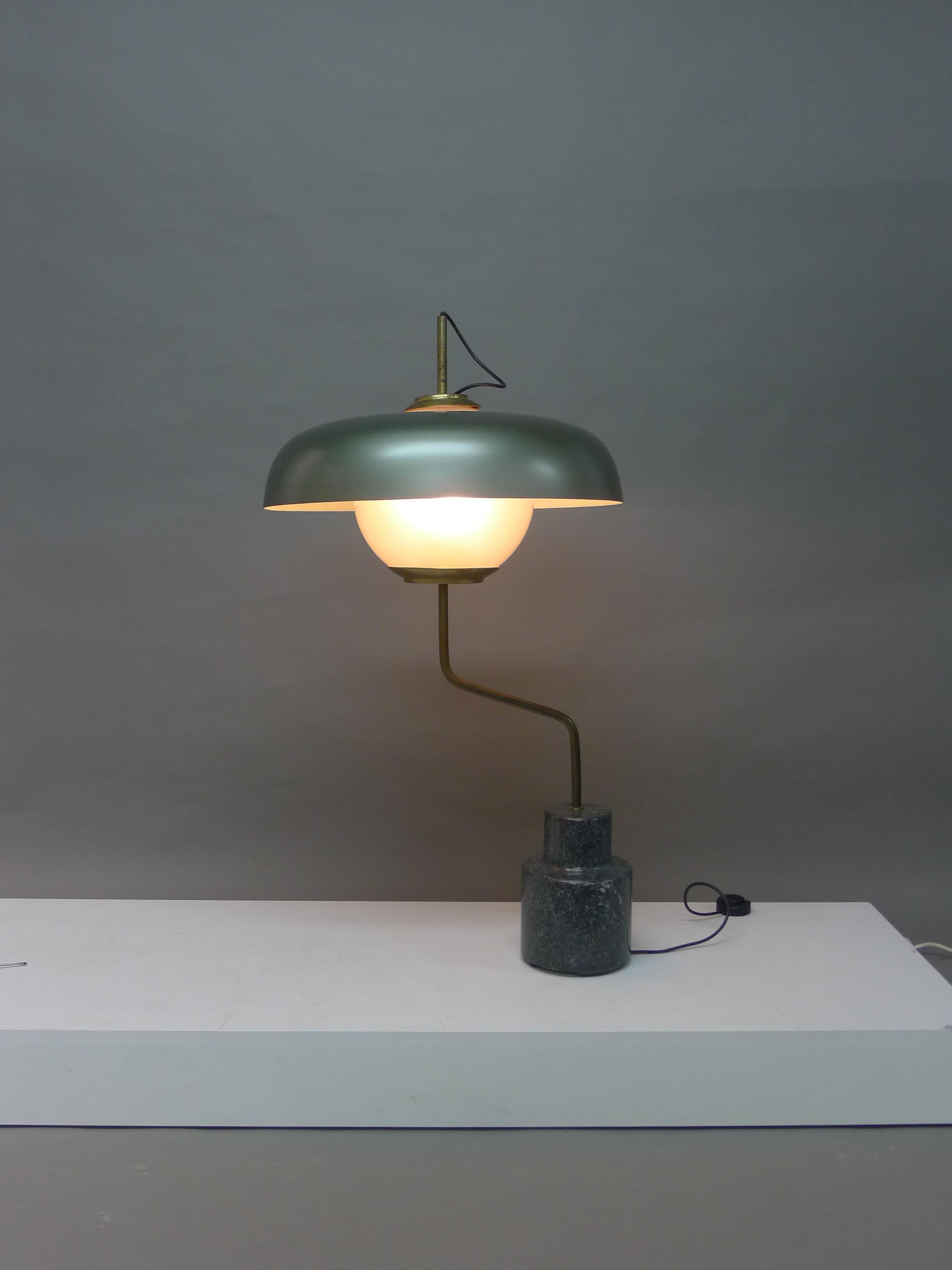 Luigi Caccia Dominioni pour Azucena, Italie, 1963. Un modèle de lampe de table Lte 5 connu sous le nom de 