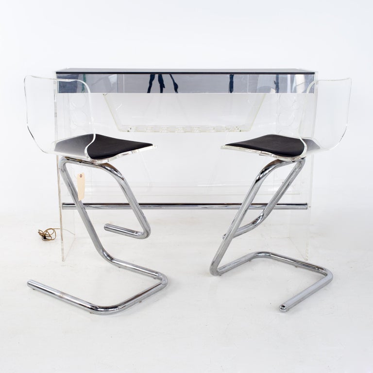 Luigi Bardini mid century illuminating Lucite bar and barstools

Bar stools each measure: 17 wide x 19 deep x 40.5 high, with a seat height of 28 inches and stool clearance of 28.5
Bar measures: 53.5 wide x 17.5 deep x 40.5 inches high with a