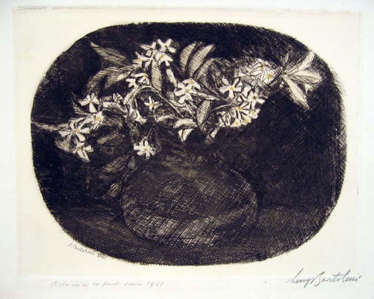 Abmessungen des Bildes: 24.5 x 31.5  cm.

Ciclamini su Fondo Scuro ("Cyclamens on a Dark Background") ist ein Originalkunstwerk von Luigi Bartolini aus dem Jahr 1941. 

Sehr kostbare Aquarell-Radierung auf elfenbeinfarbenem Porzellanpapier