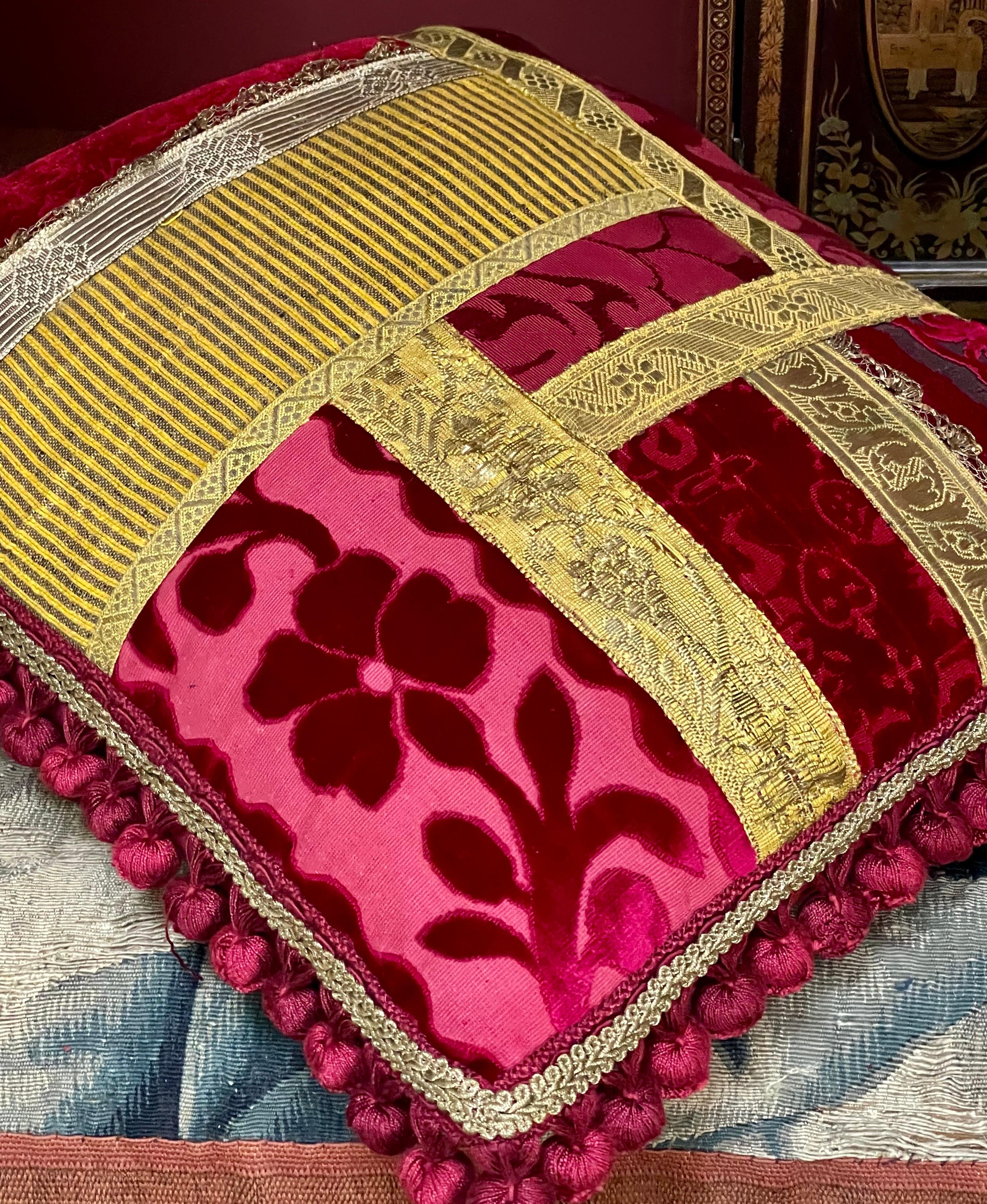Hand-Crafted Luigi Bevilacqua Soprarizzo Silk Velvet Pillow For Sale