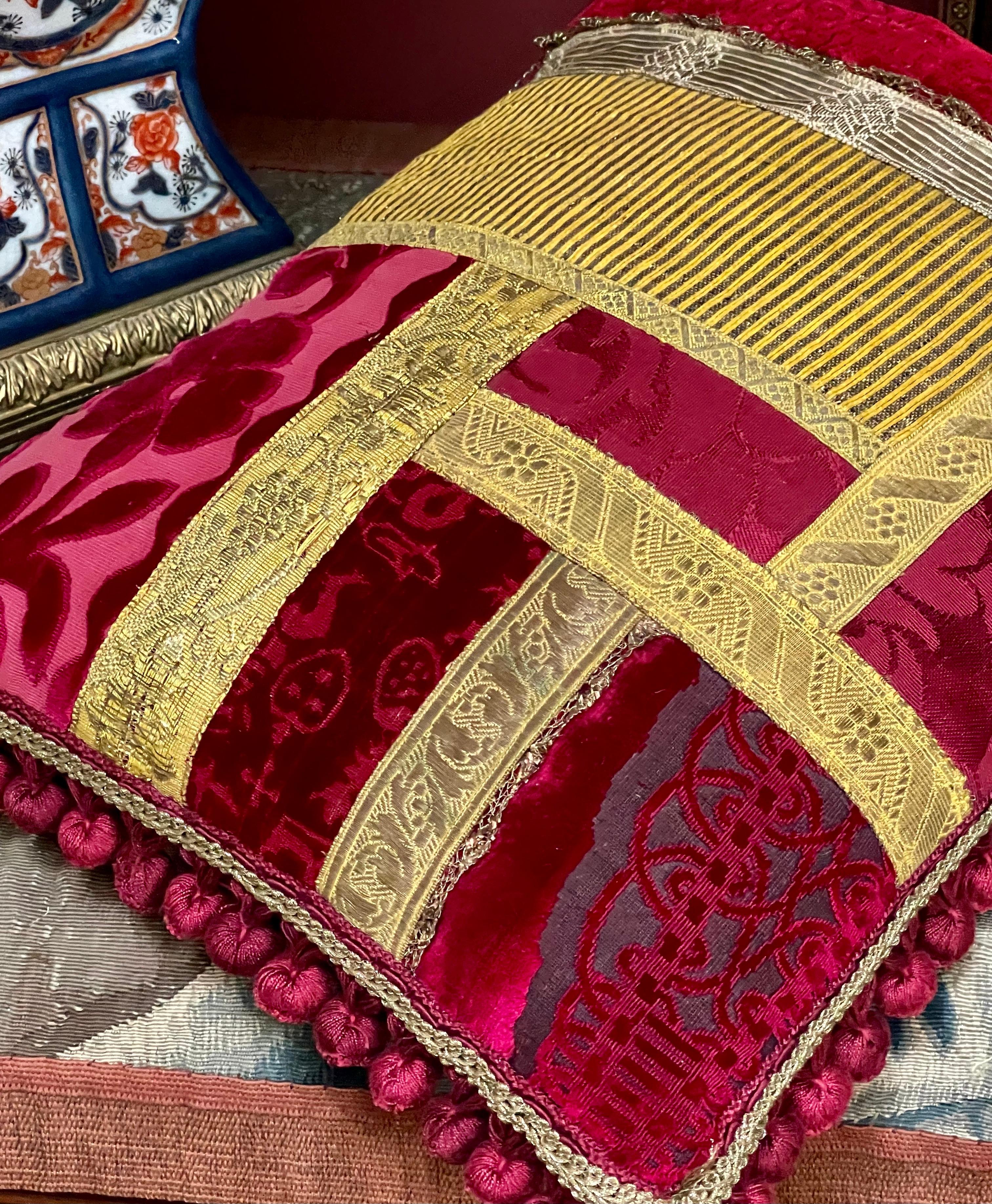 Luigi Bevilacqua Soprarizzo Silk Velvet Pillow In Good Condition For Sale In Canterbury, GB