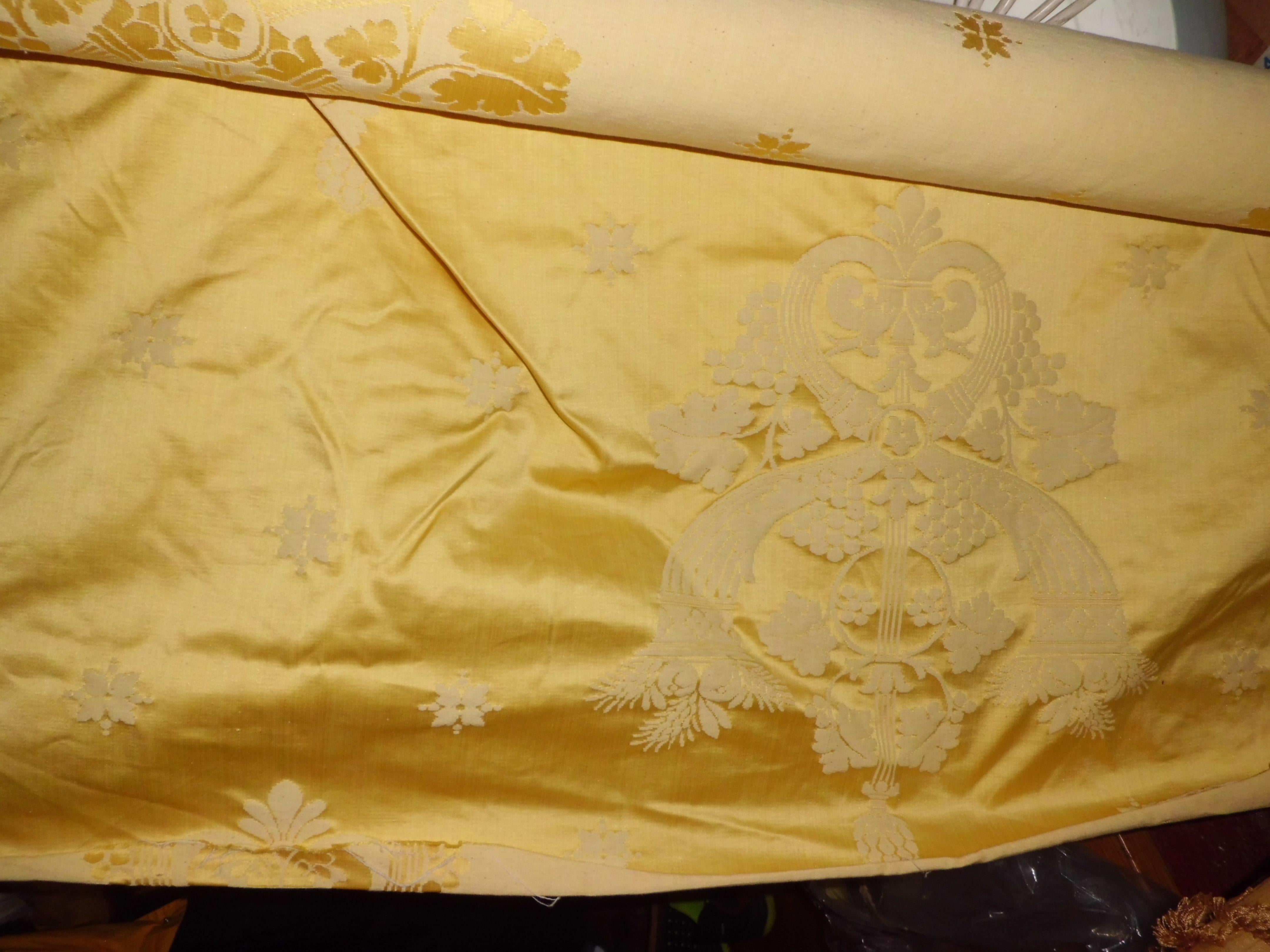 Luigi Bevilaqua Venezia, mt 3,30 silk, limited edition
Measures: Height 130 cm
golden yellow damask.